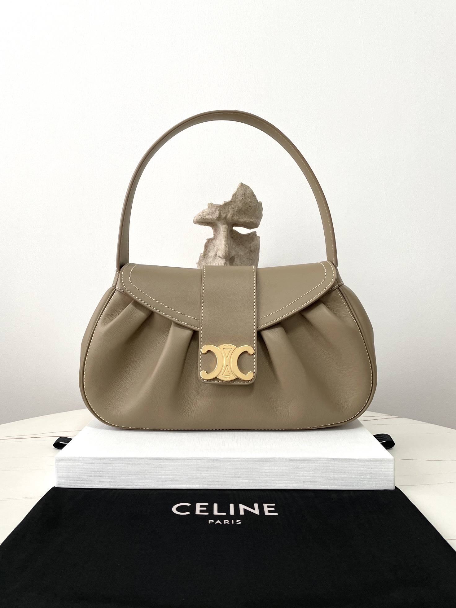 Bagsaaa Ce1i*e Medium Polly Bag I S*pple Calfskin Beige - 33 x 19 x 9 CM