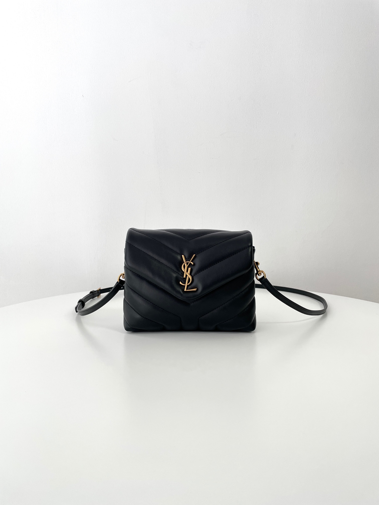 Bagsaaa Y51 Toy Loulou In Quilted Leather 678401 Black & Gold - 20 x 14 x 7.5 cm