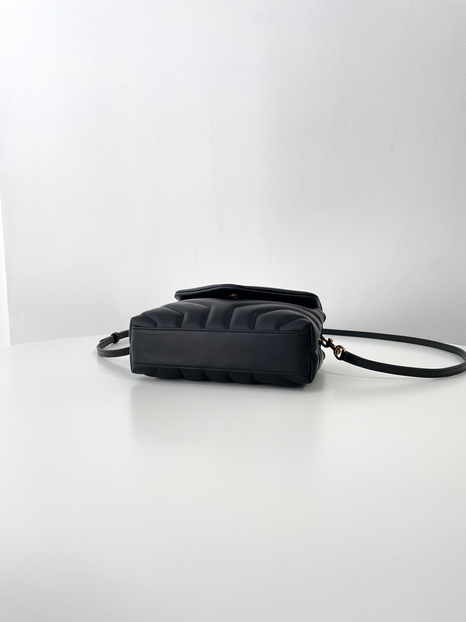 Bagsaaa Y51 Toy Loulou In Quilted Leather 678401 Black & Gold - 20 x 14 x 7.5 cm