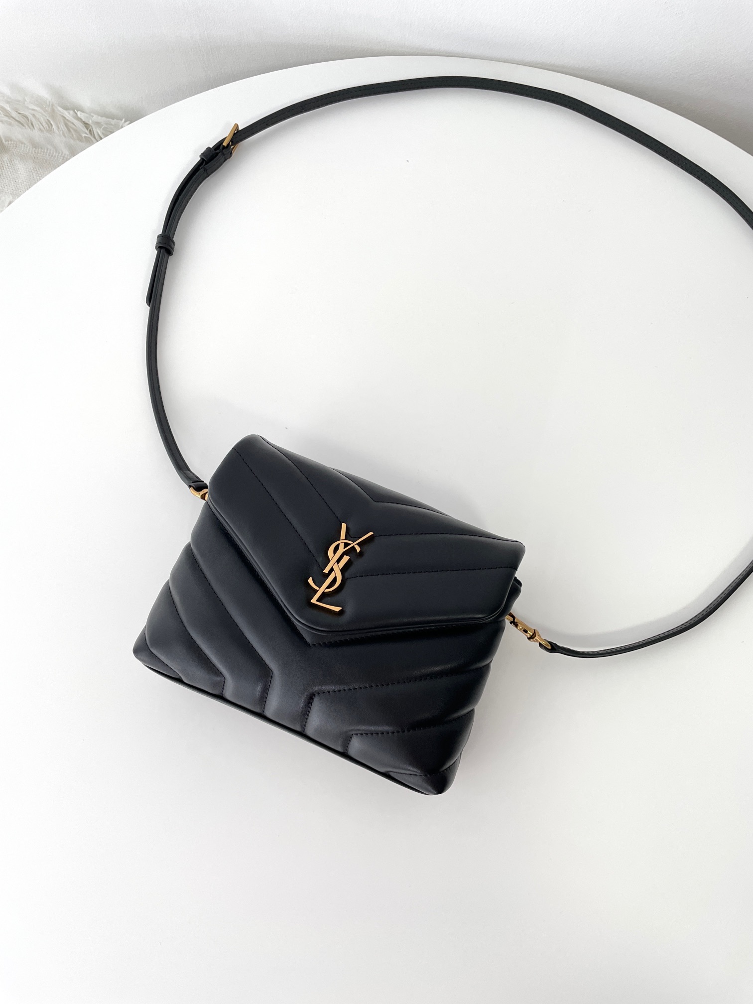 Bagsaaa Y51 Toy Loulou In Quilted Leather 678401 Black & Gold - 20 x 14 x 7.5 cm