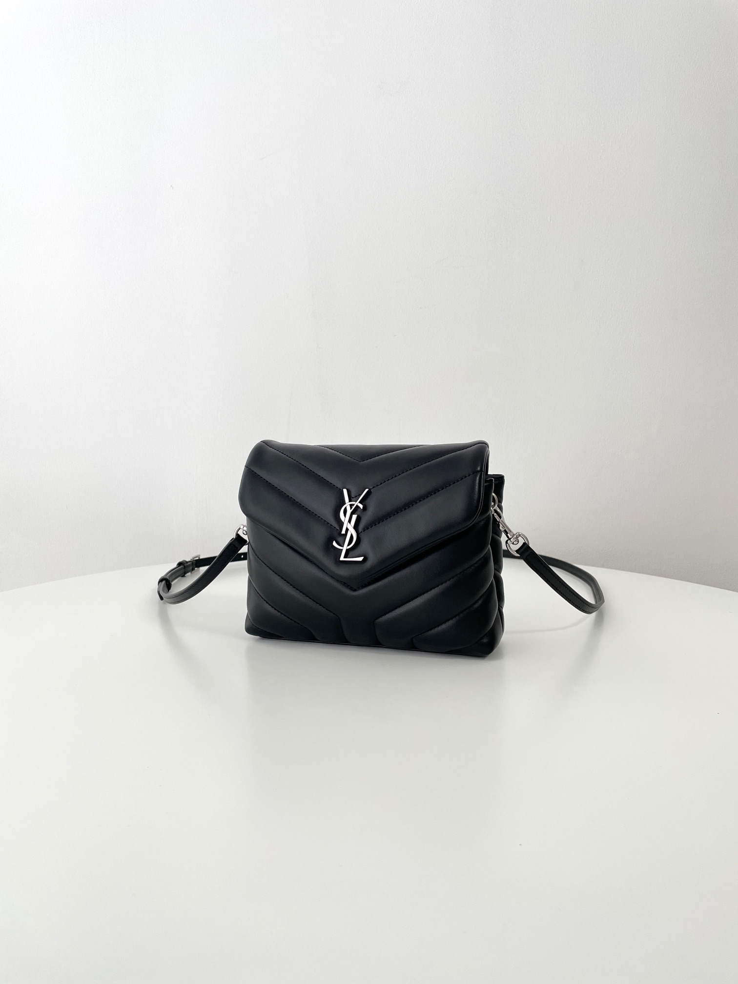 Bagsaaa Y51 Toy Loulou In Quilted Leather 678401 Black & Silver - 20 x 14 x 7.5 cm