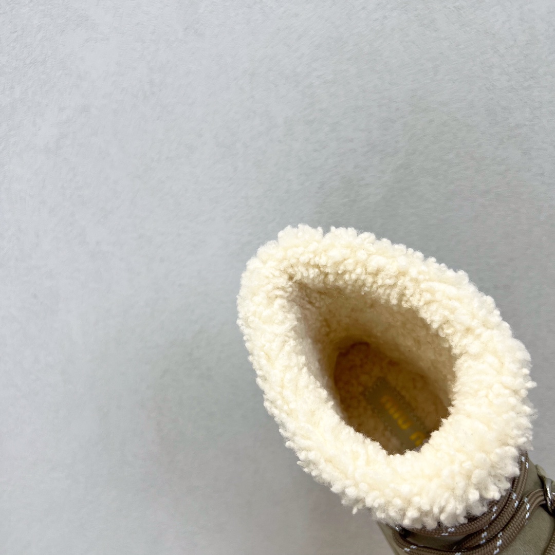 Bagsaaa M1um1u Suede booties beige & Shearling lining
