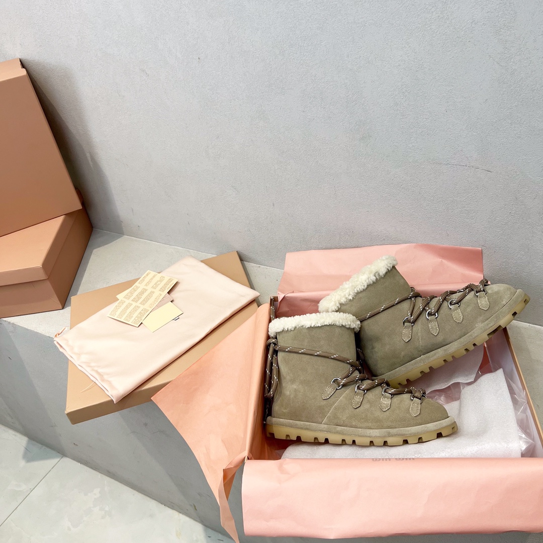 Bagsaaa M1um1u Suede booties beige & Shearling lining