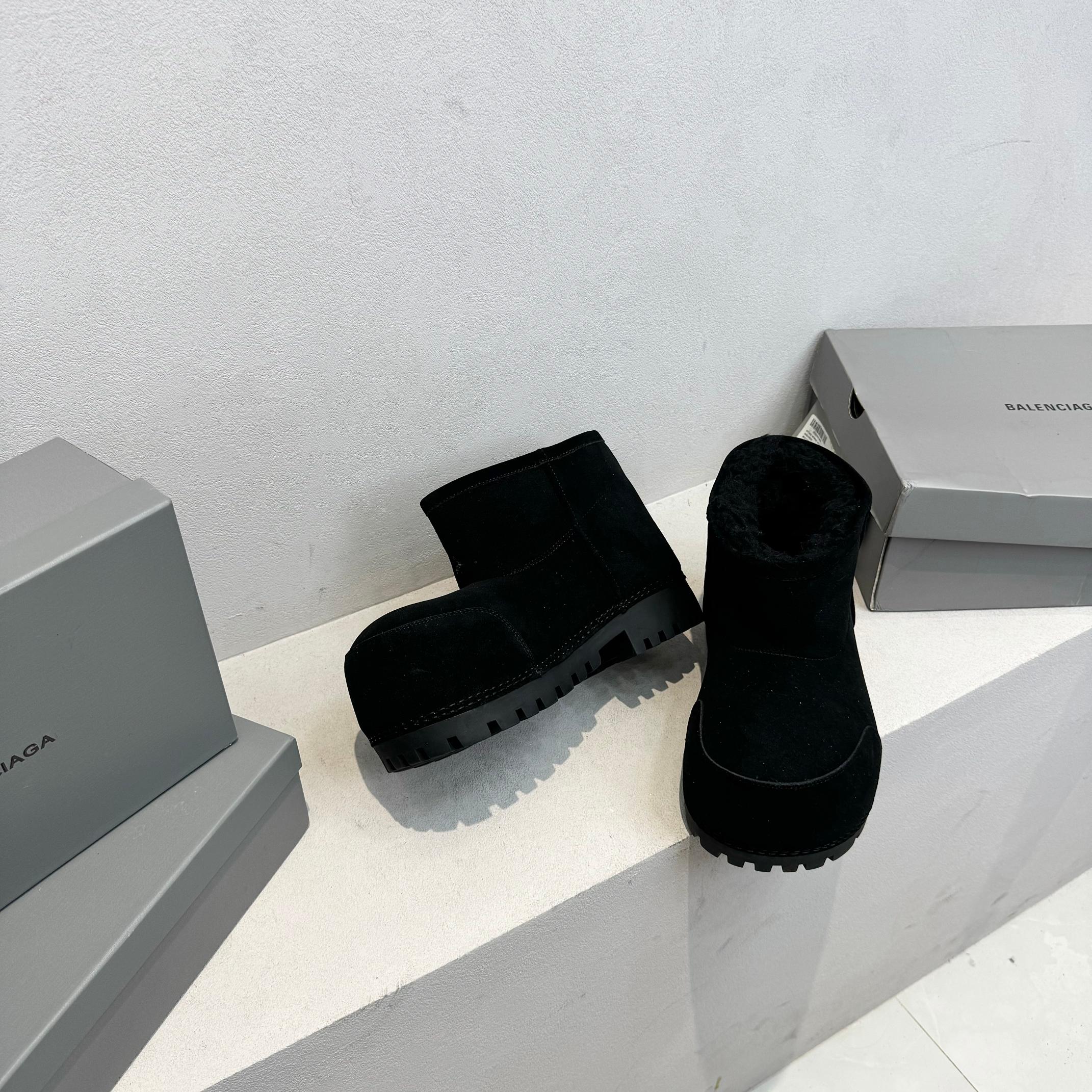 Bagsaaa Ba1en*iaga Alaska Fur Bootie in black