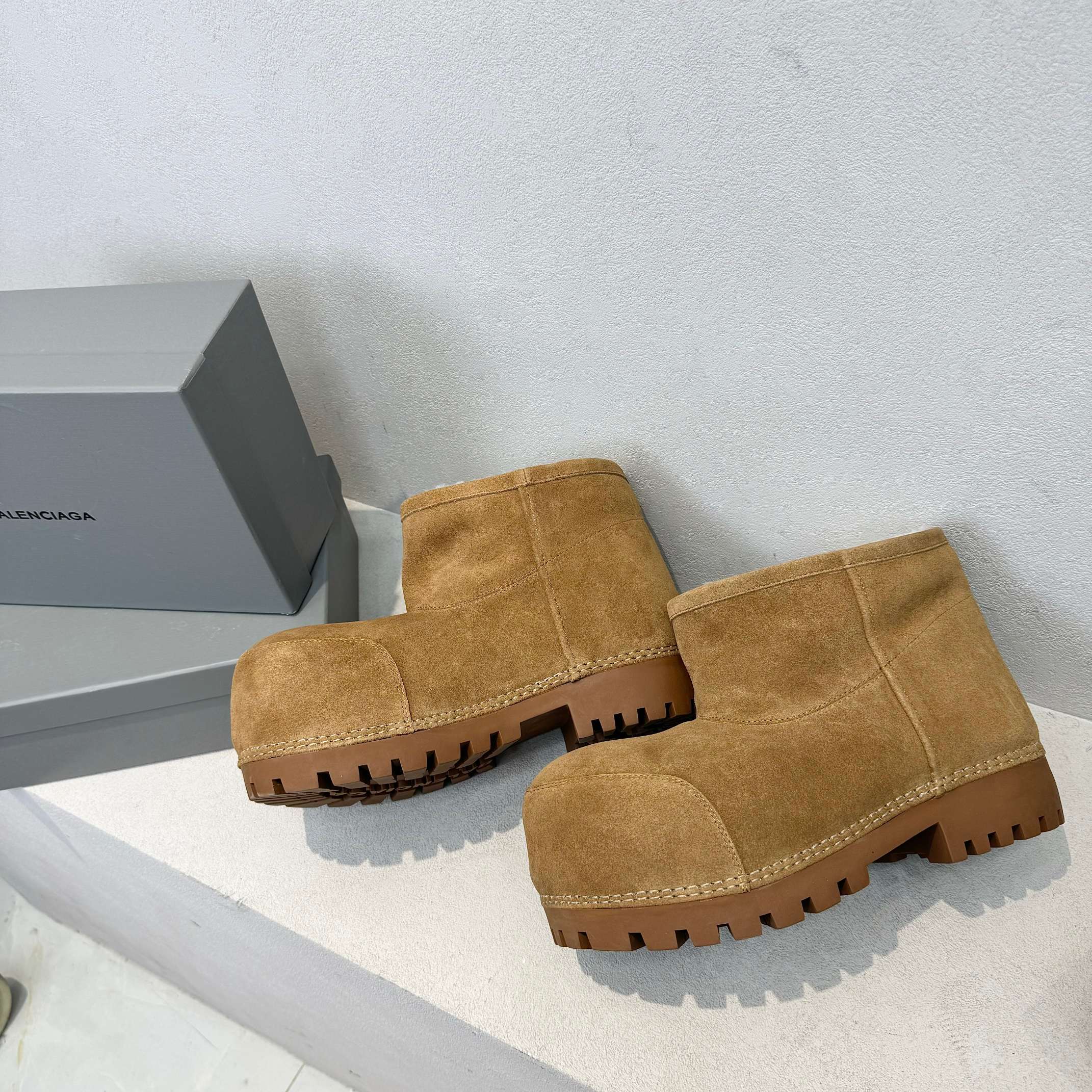 Bagsaaa Ba1en*iaga Alaska Fur Bootie in brown