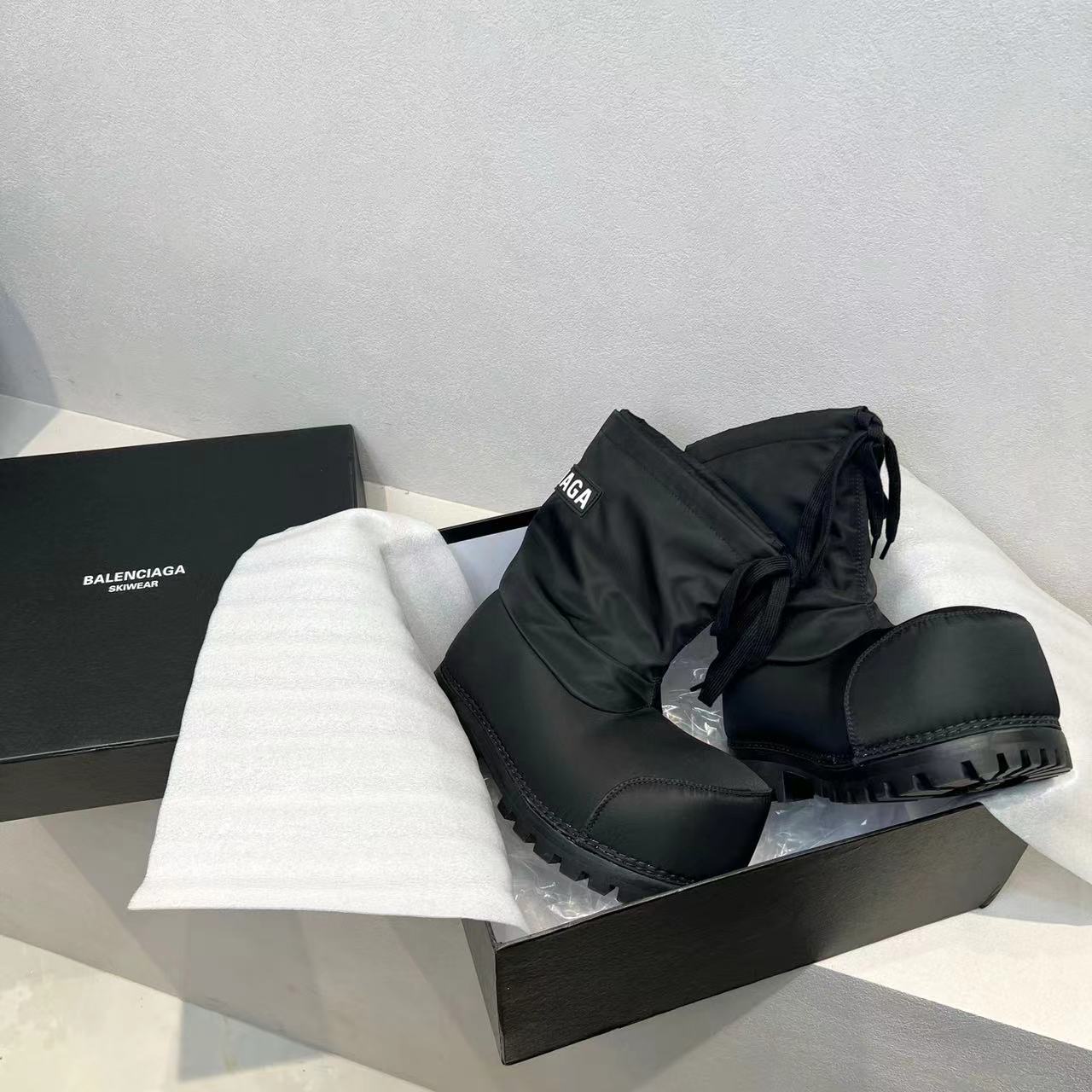 Bagsaaa Ba1en*iaga Alaska Low Boot in black nylon