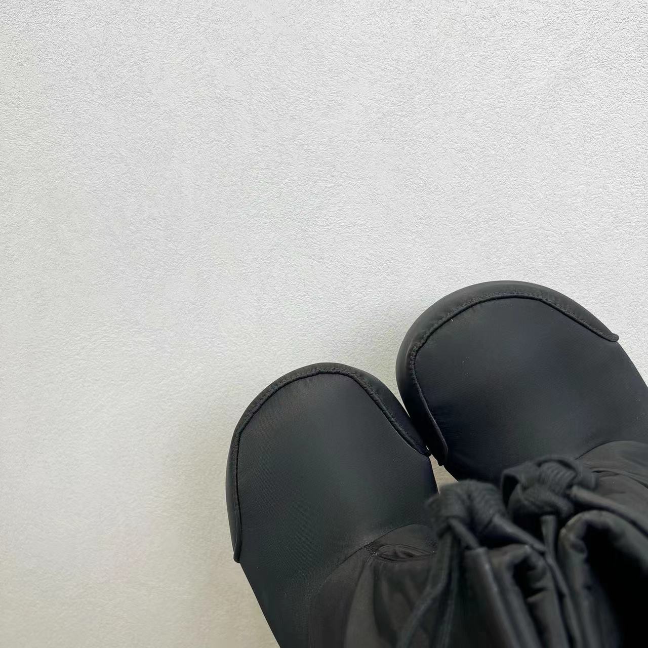 Bagsaaa Ba1en*iaga Alaska Low Boot in black nylon