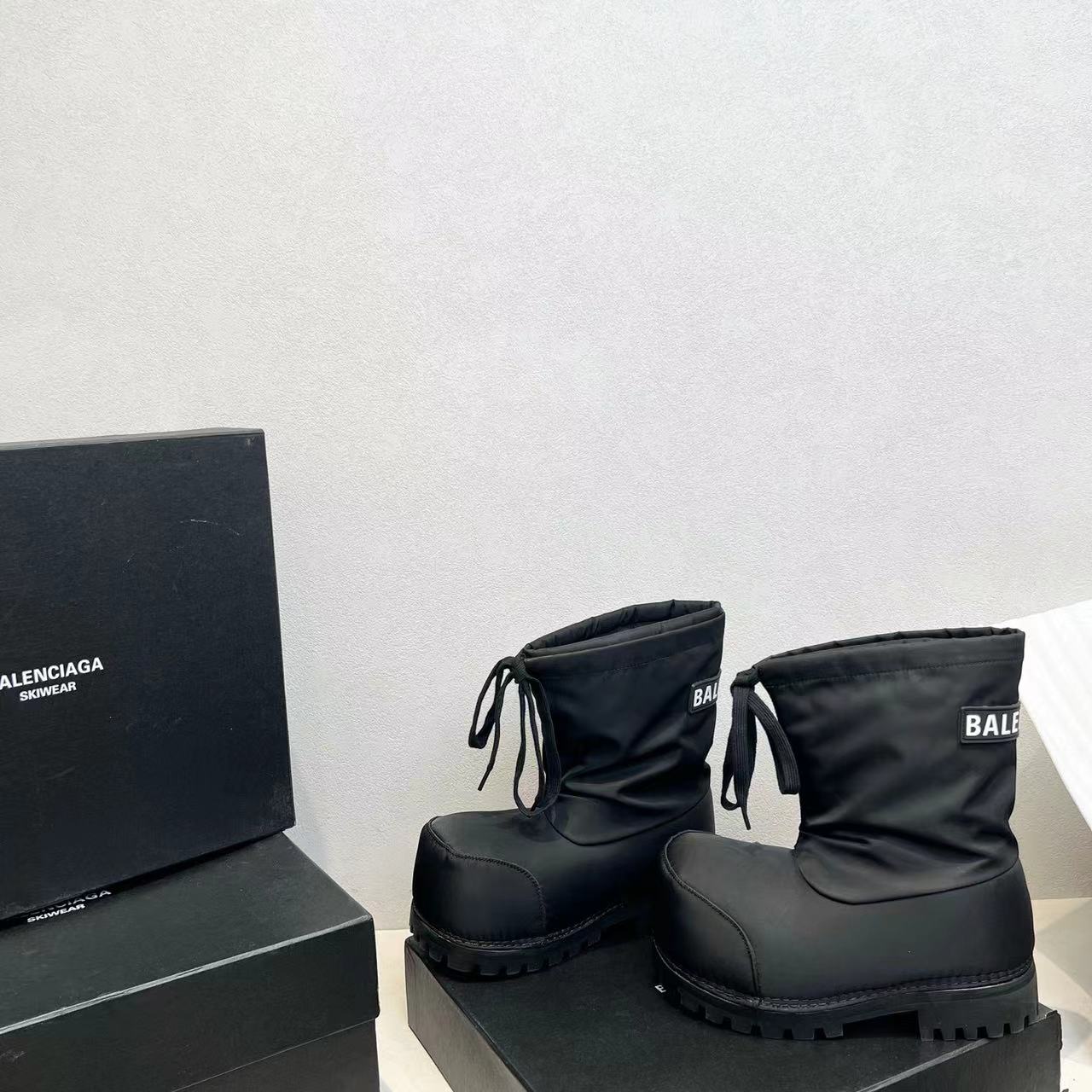 Bagsaaa Ba1en*iaga Alaska Low Boot in black nylon