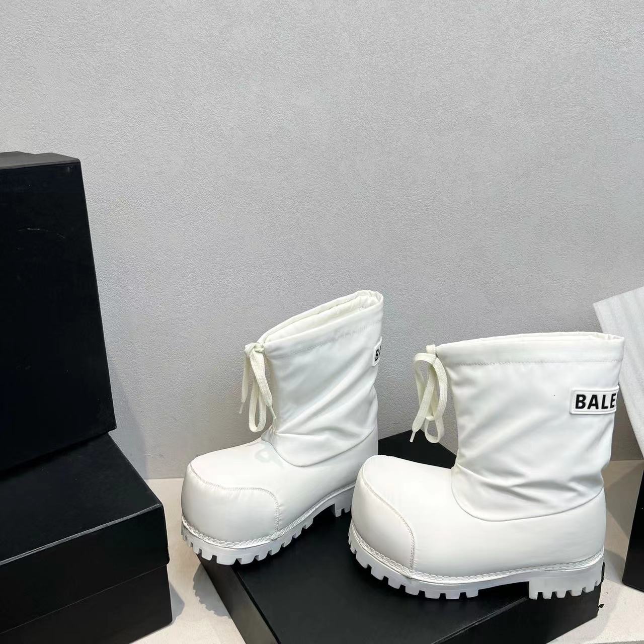 Bagsaaa Ba1en*iaga Alaska Low Boot in white nylon