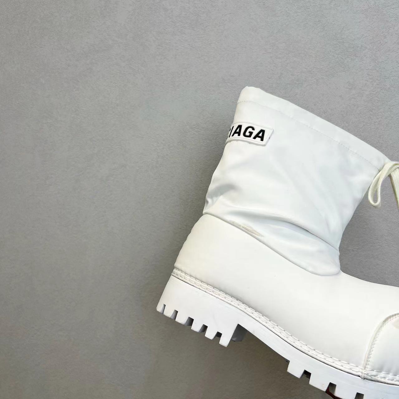 Bagsaaa Ba1en*iaga Alaska Low Boot in white nylon