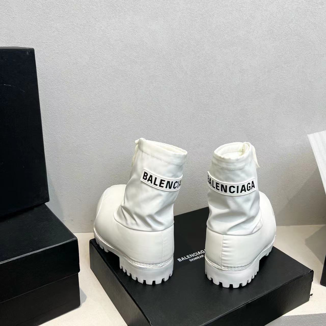 Bagsaaa Ba1en*iaga Alaska Low Boot in white nylon