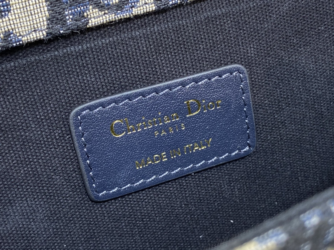 Bagsaaa D10r 30 Montaigne East-West Bag with Chain Blue D10r Oblique Jacquard and Smooth Calfskin - 21 x 12 x 6 cm