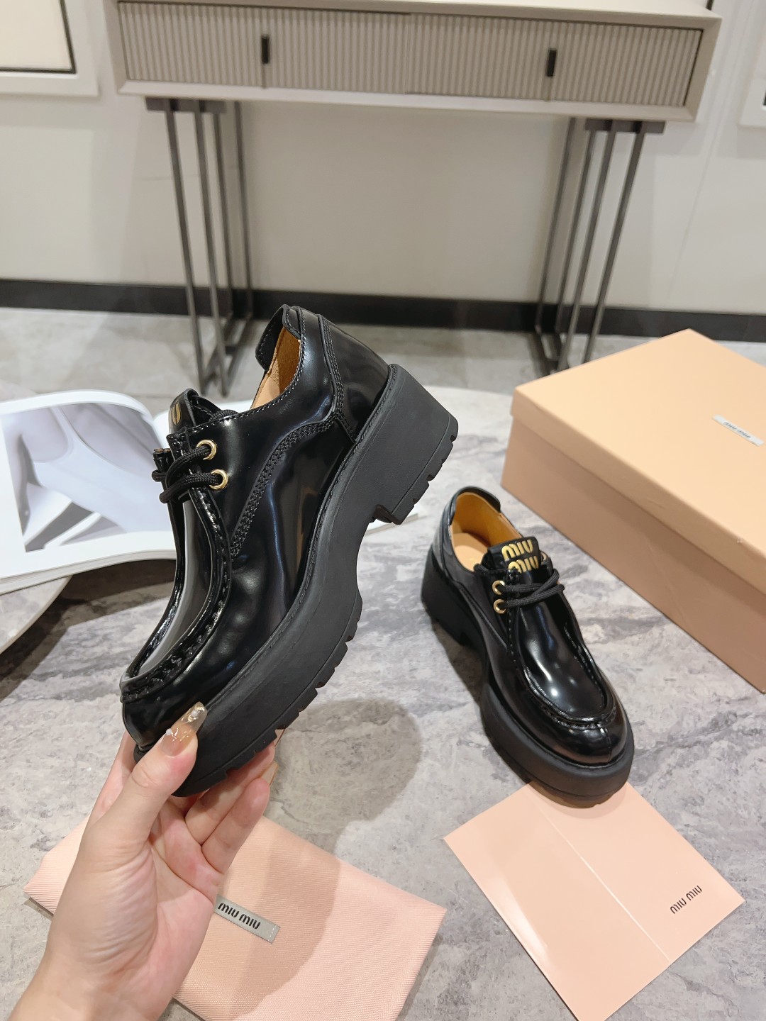 Bagsaaa M1um1u Leather lace-up shoes black