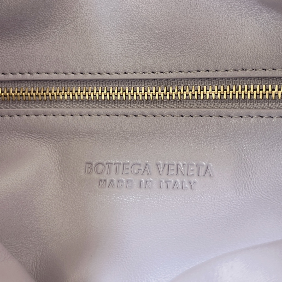 Bagsaaa B0tt*ga Ven*ta Small Hop Light Purple - 41x20.5x7.5 cm