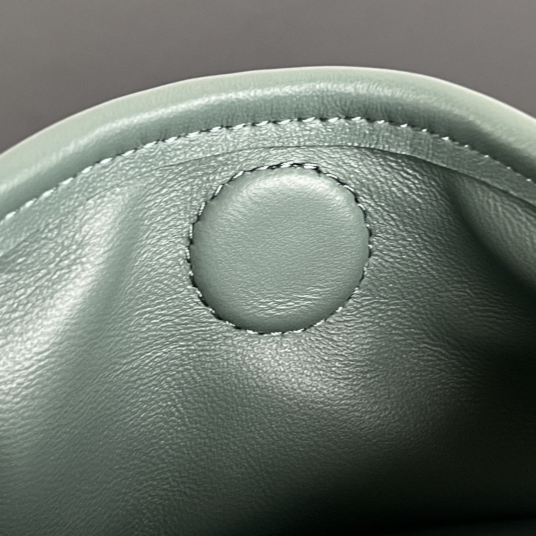 Bagsaaa B0tt*ga Ven*ta Small Hop Green - 41x20.5x7.5 cm