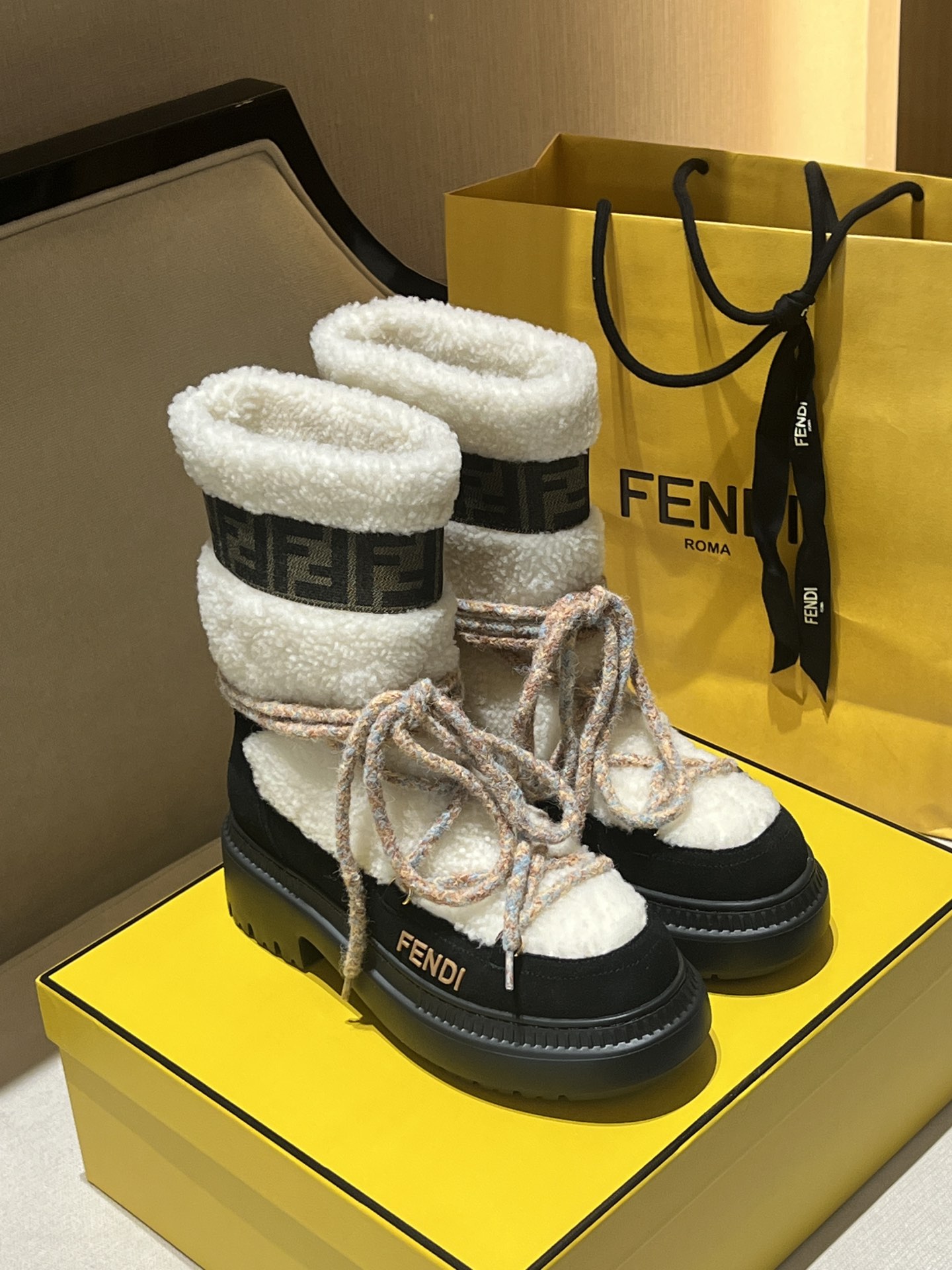 Bagsaaa F**di Apres Chic White sheepskin and black suede boots