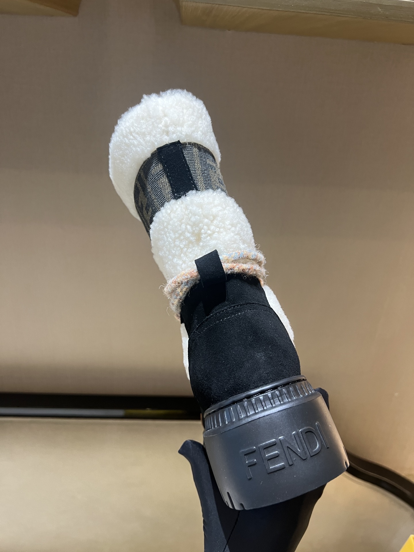 Bagsaaa F**di Apres Chic White sheepskin and black suede boots