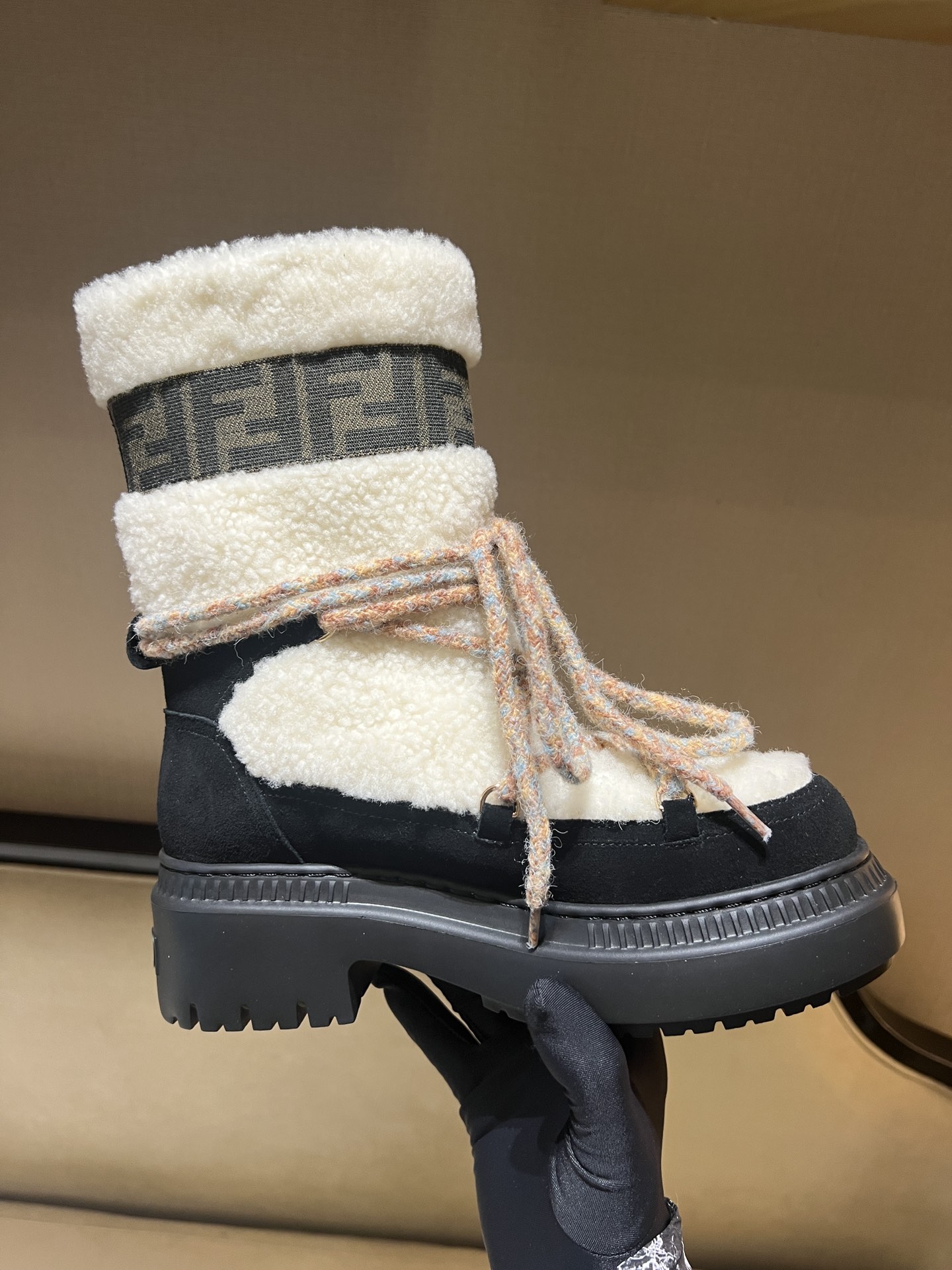 Bagsaaa F**di Apres Chic White sheepskin and black suede boots