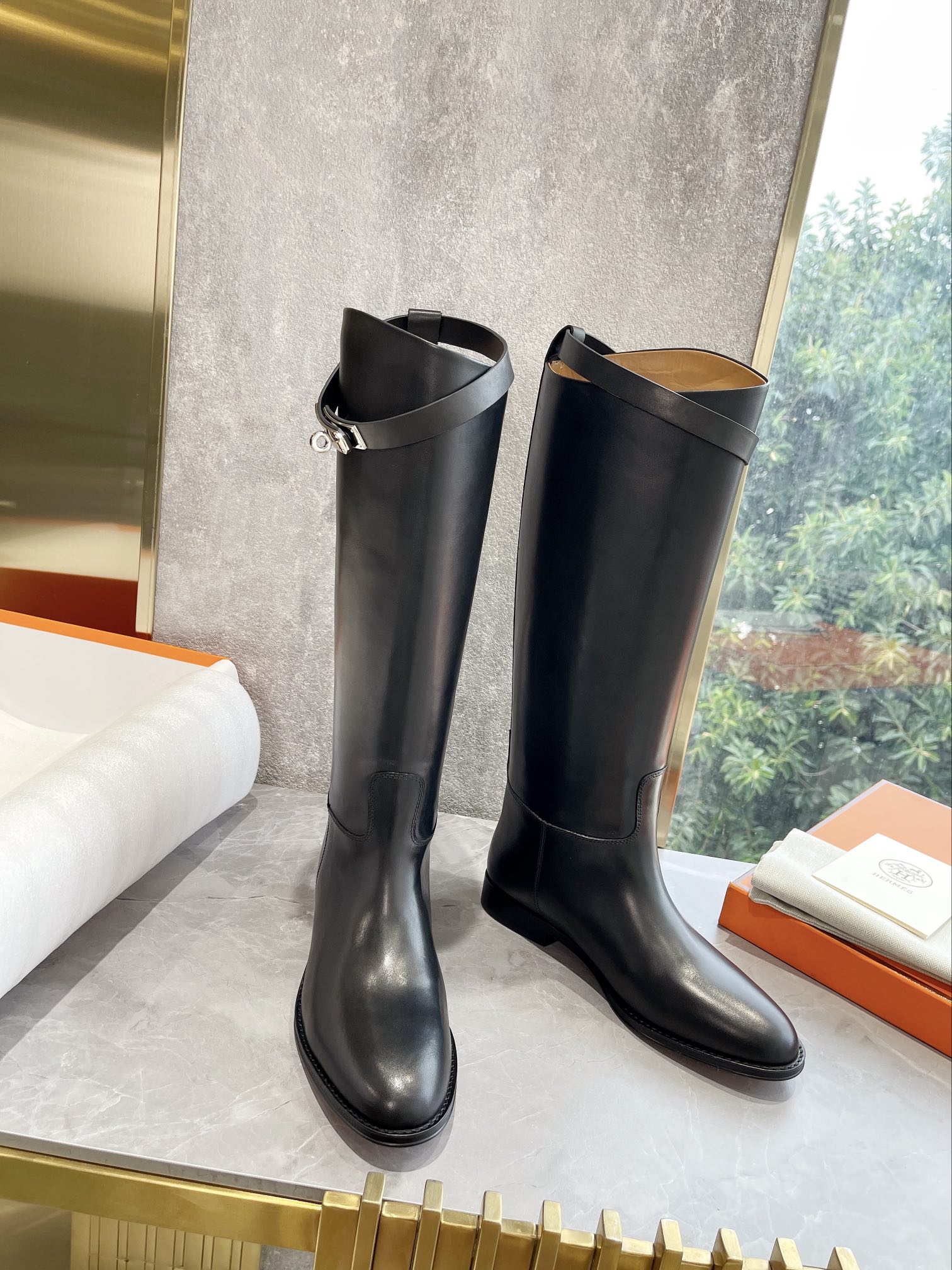 Bagsaaa H**me5 Jumping Boots Black & Silver
