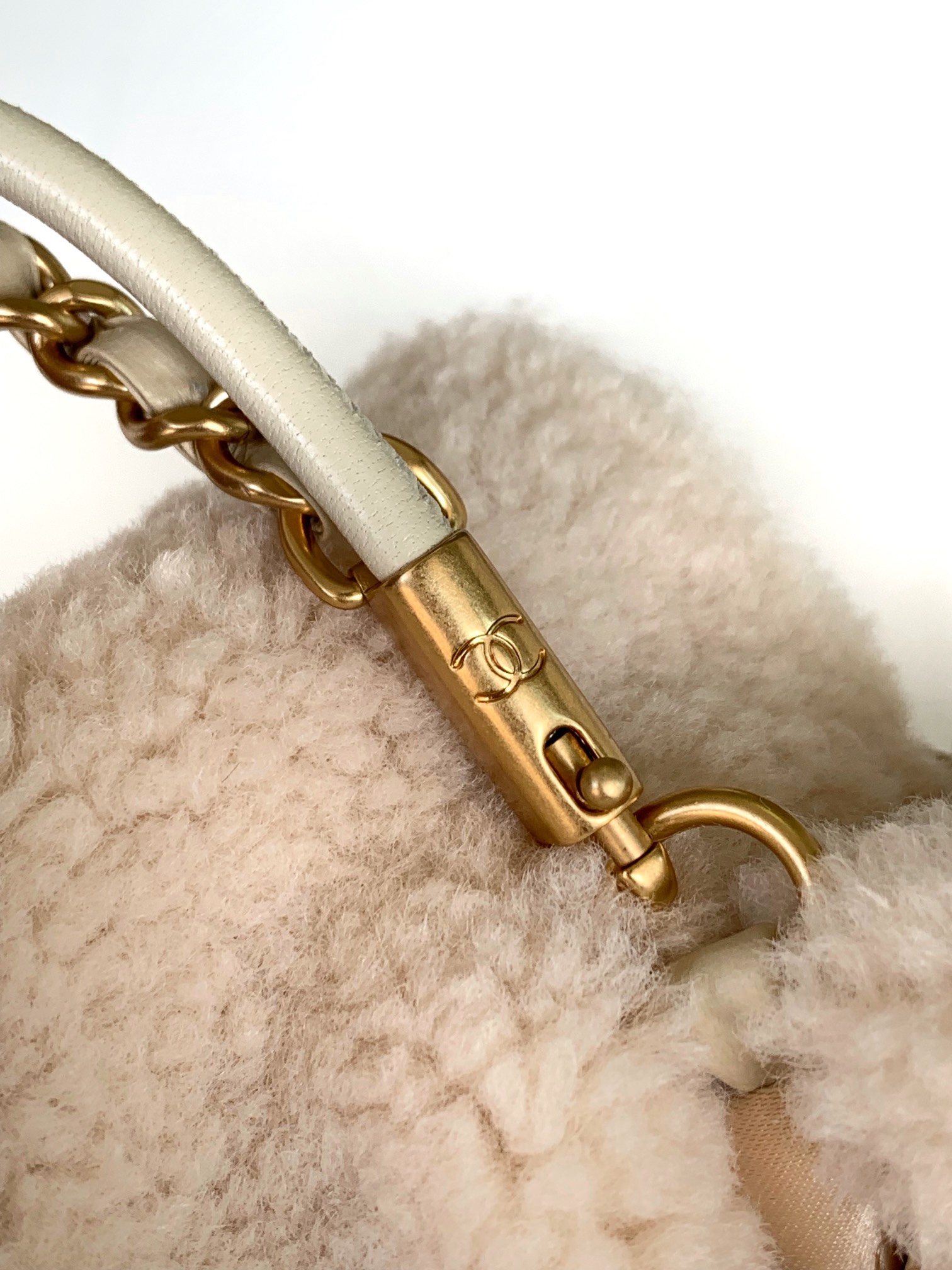Bagsaaa Ch**el 22 Mini Handbag Shearling Lambskin & Gold-Tone Metal Ecru AS3980 -22 x 22 x 6cm