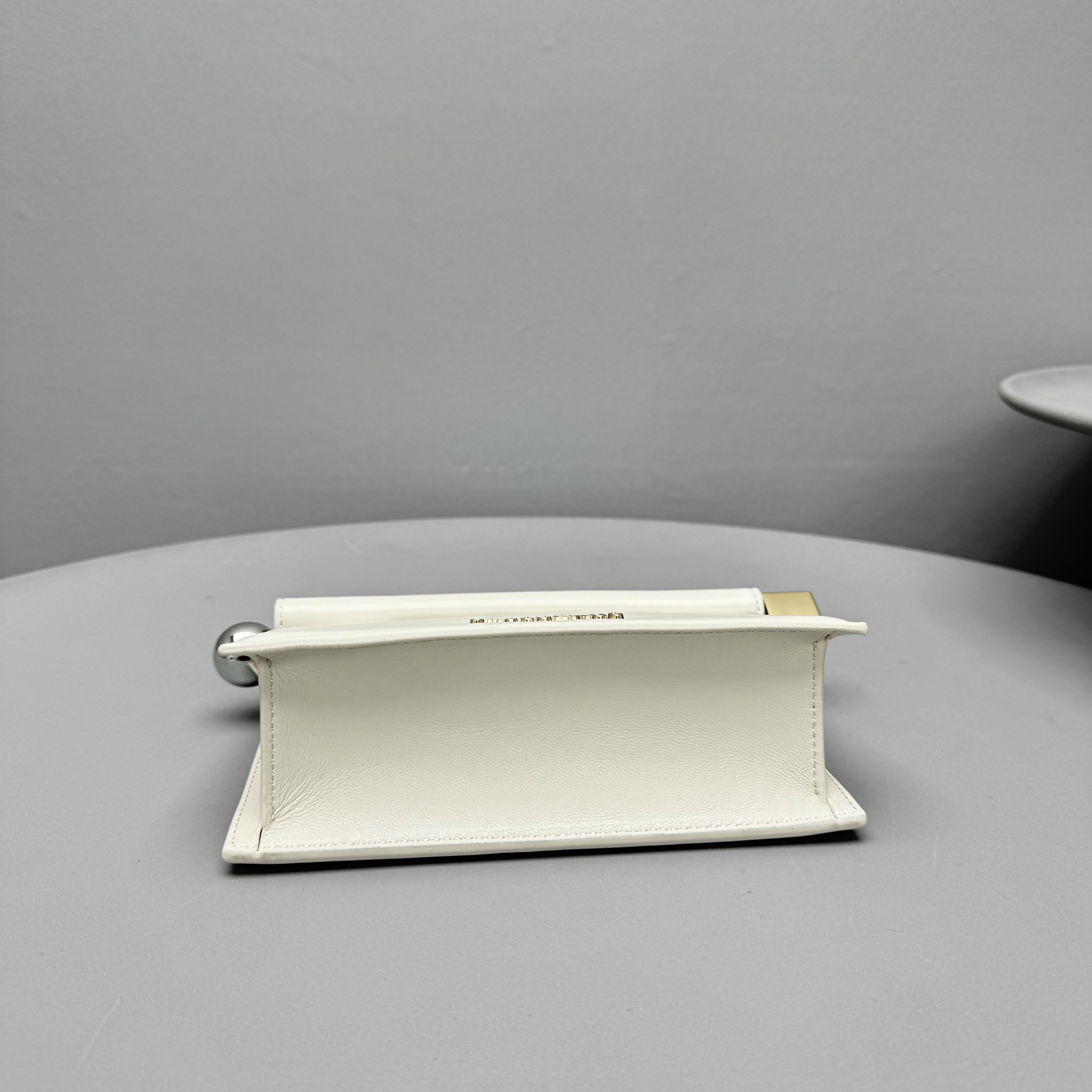 Bagsaaa Jacquemus The small Rond Carré Mini take-out Clutch Ivory - 12.5x19.4x6.6 cm