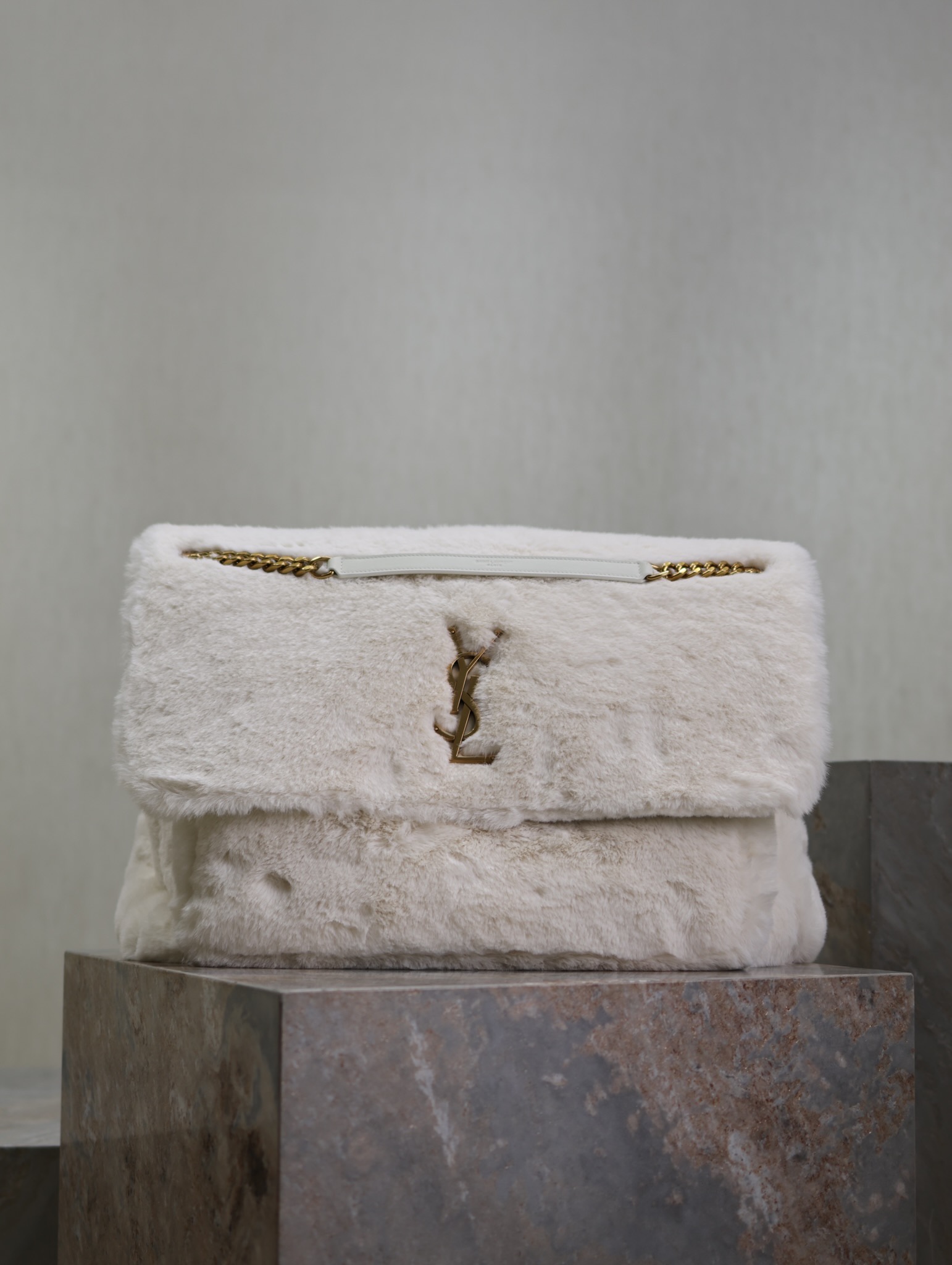 Bagsaaa Y51 Niki Oversized In Shearling Off White - 47 X 34 X 16 CM
