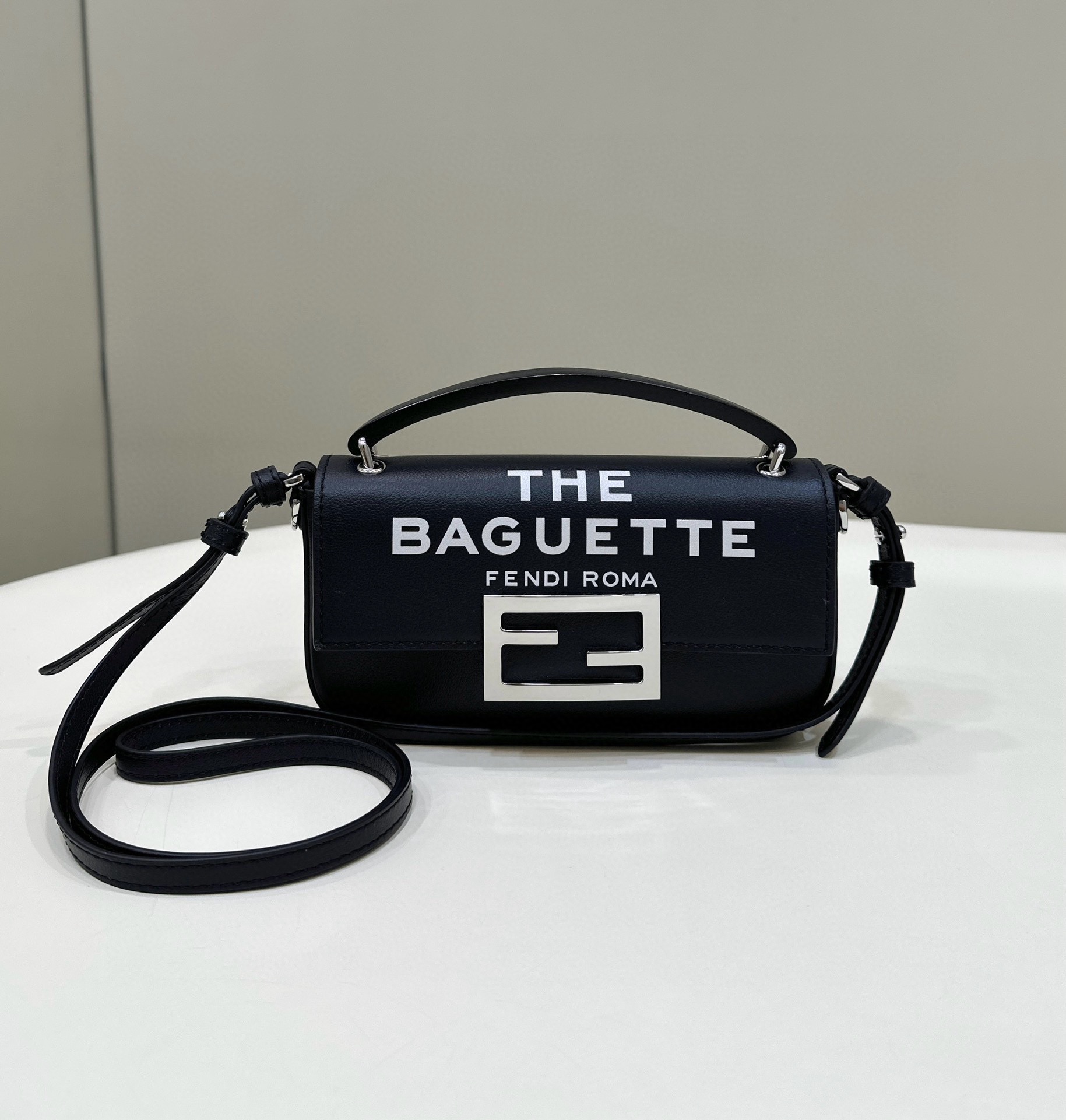 Bagsaaa F**di x Marc Jacobs Baguette Phone Pouch Handbag Black&White - 10 x 18 x 3 cm