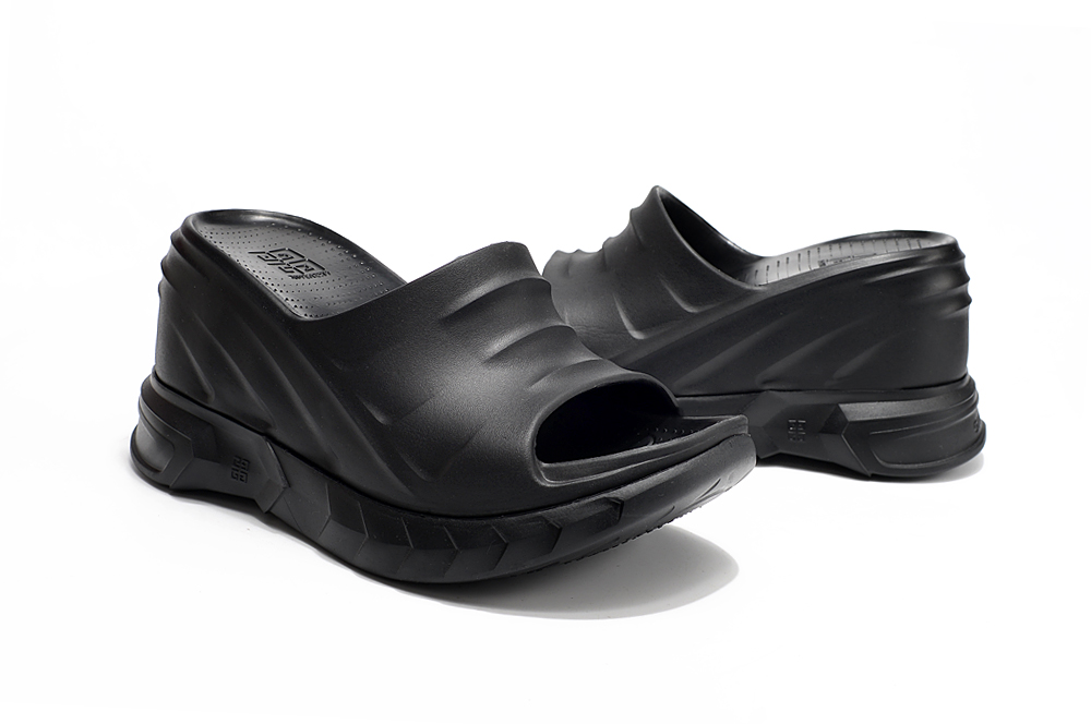 Bagsaaa Givenchy Marshmallow wedge sandals in rubber black