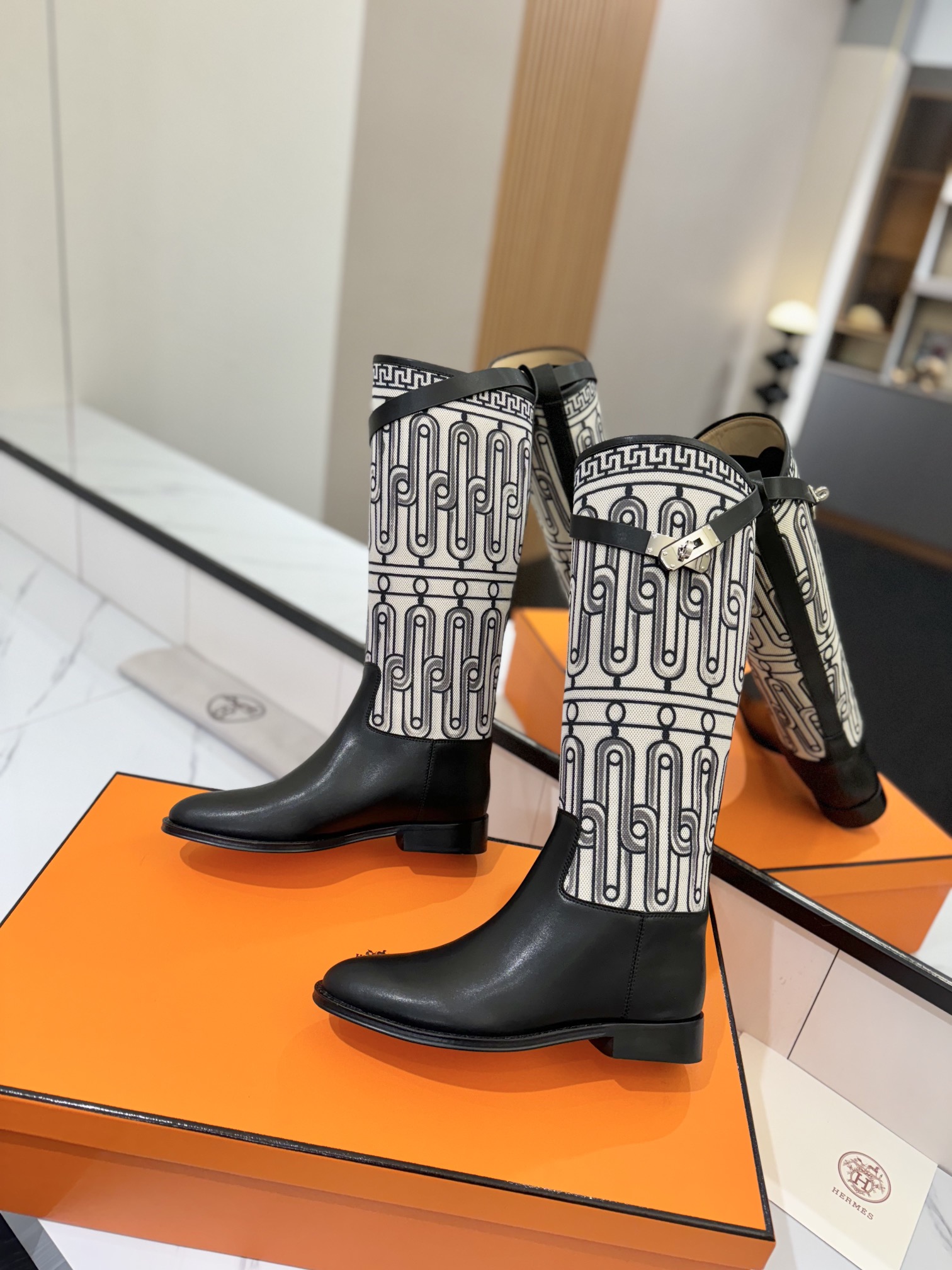 Bagsaaa H**me5 Jumping boot black calfskin and printed H canvas