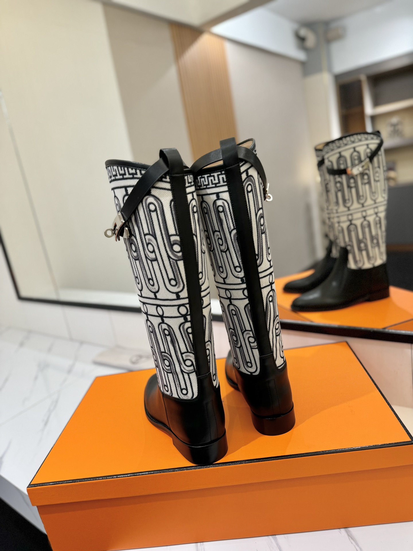 Bagsaaa H**me5 Jumping boot black calfskin and printed H canvas