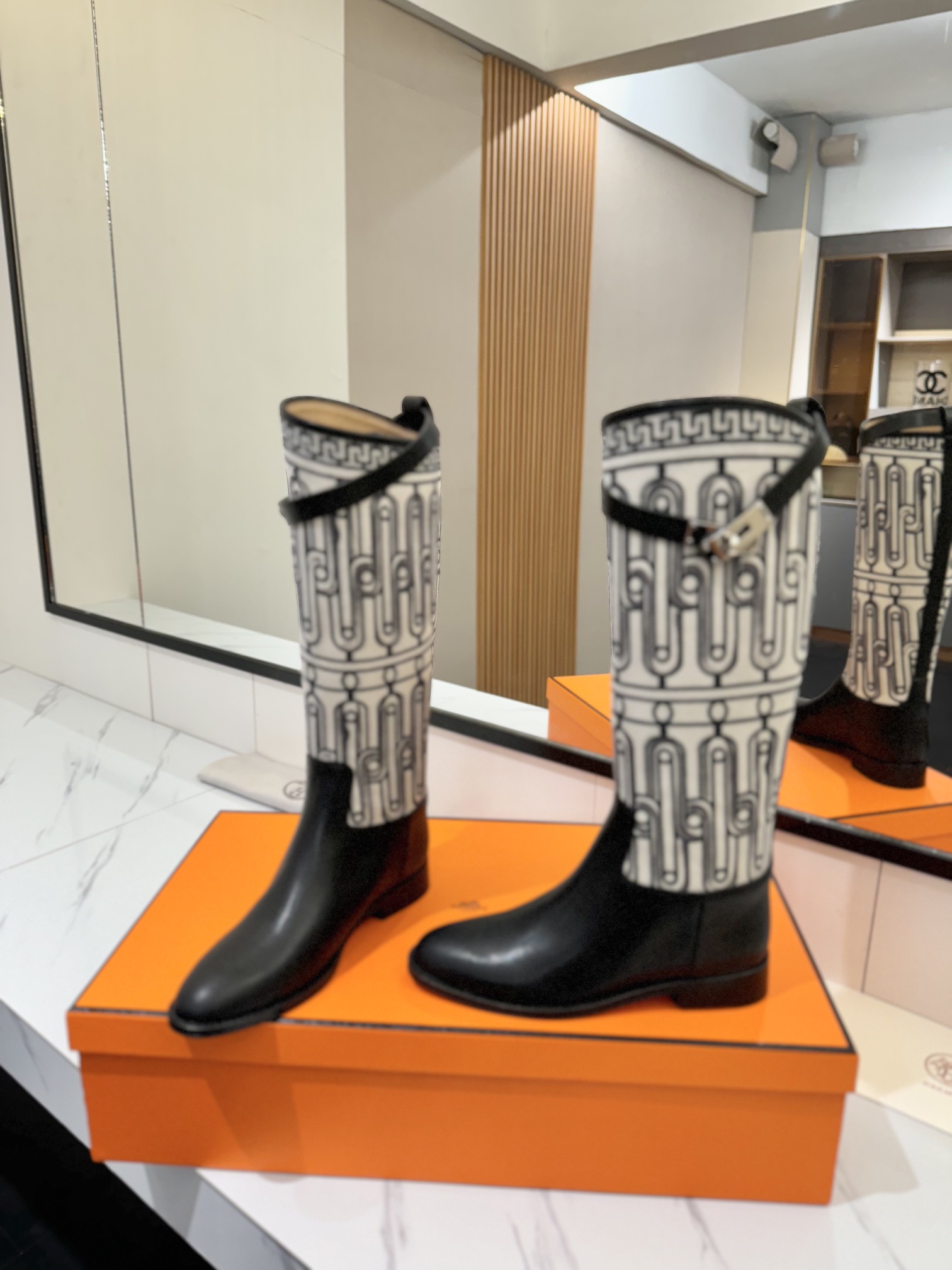 Bagsaaa H**me5 Jumping boot black calfskin and printed H canvas