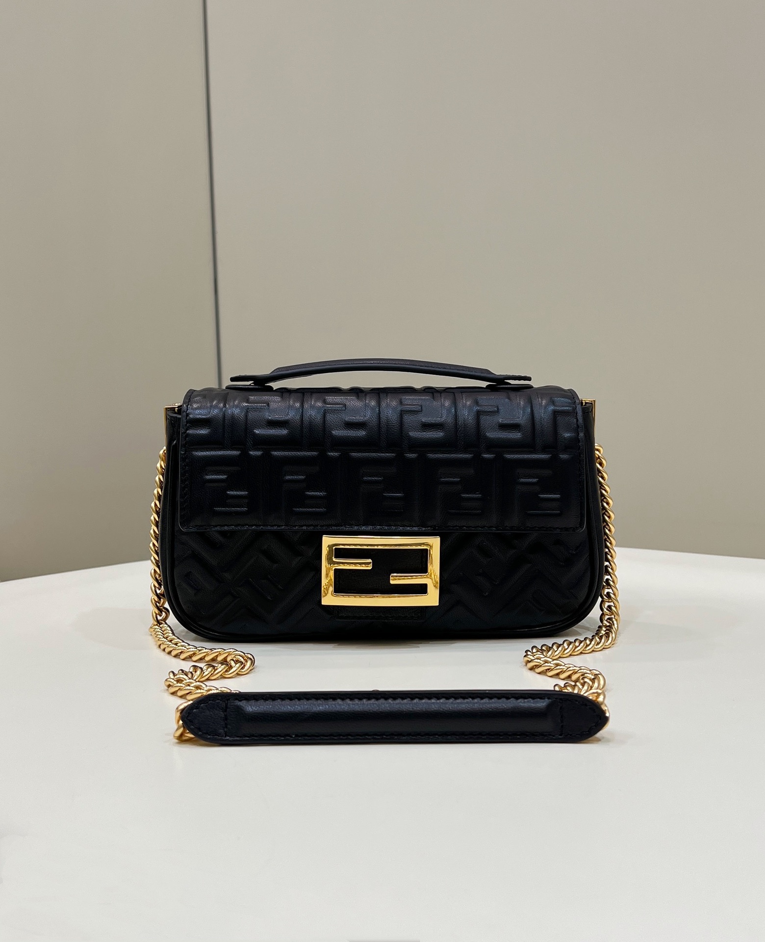 Bagsaaa F**di Baguette Chain Midi Black nappa leather bag - 24x7x14.5 cm