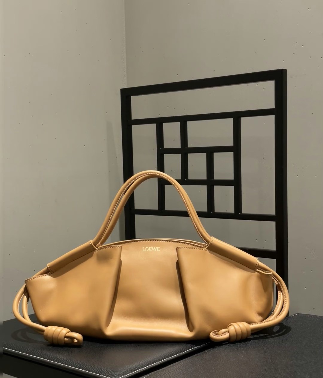 Bagsaaa L0ew* Small Paseo bag in shiny nappa calfskin brown - 35cm