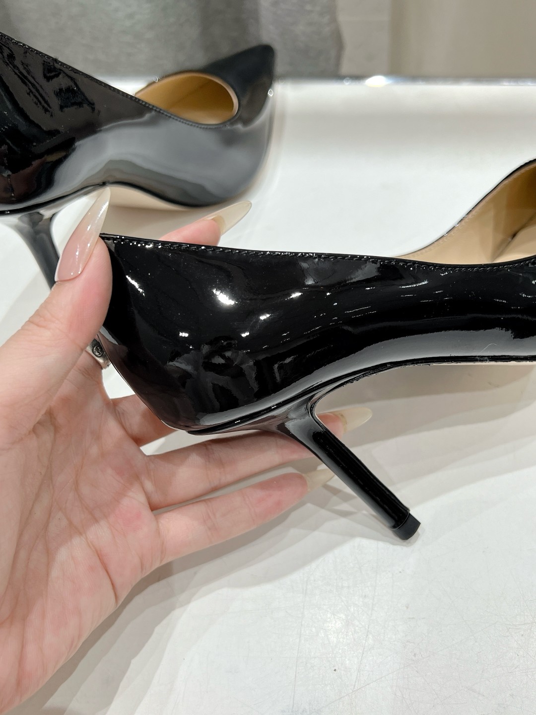 Bagsaaa J1m*y Ch00 Love 85 Black Patent Leather Pumps with JC Emblem
