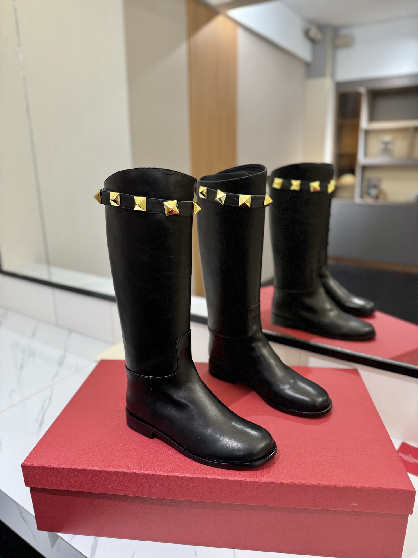 Bagsaaa Va1e*ntin0 Calfskin Leather Roman Stud Boot Black
