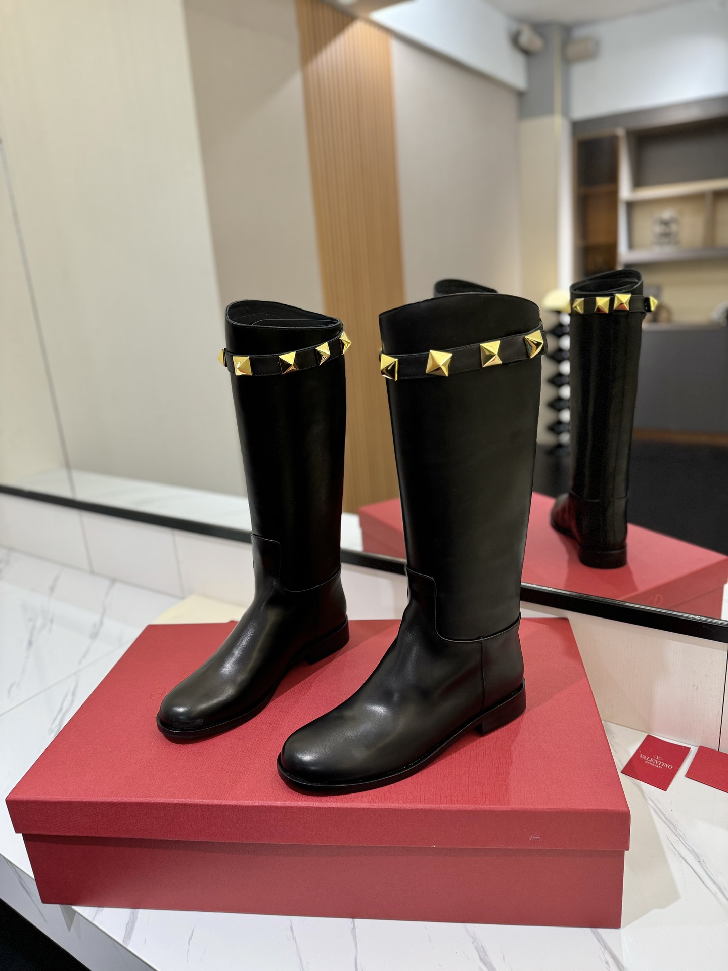 Bagsaaa Va1e*ntin0 Calfskin Leather Roman Stud Boot Black