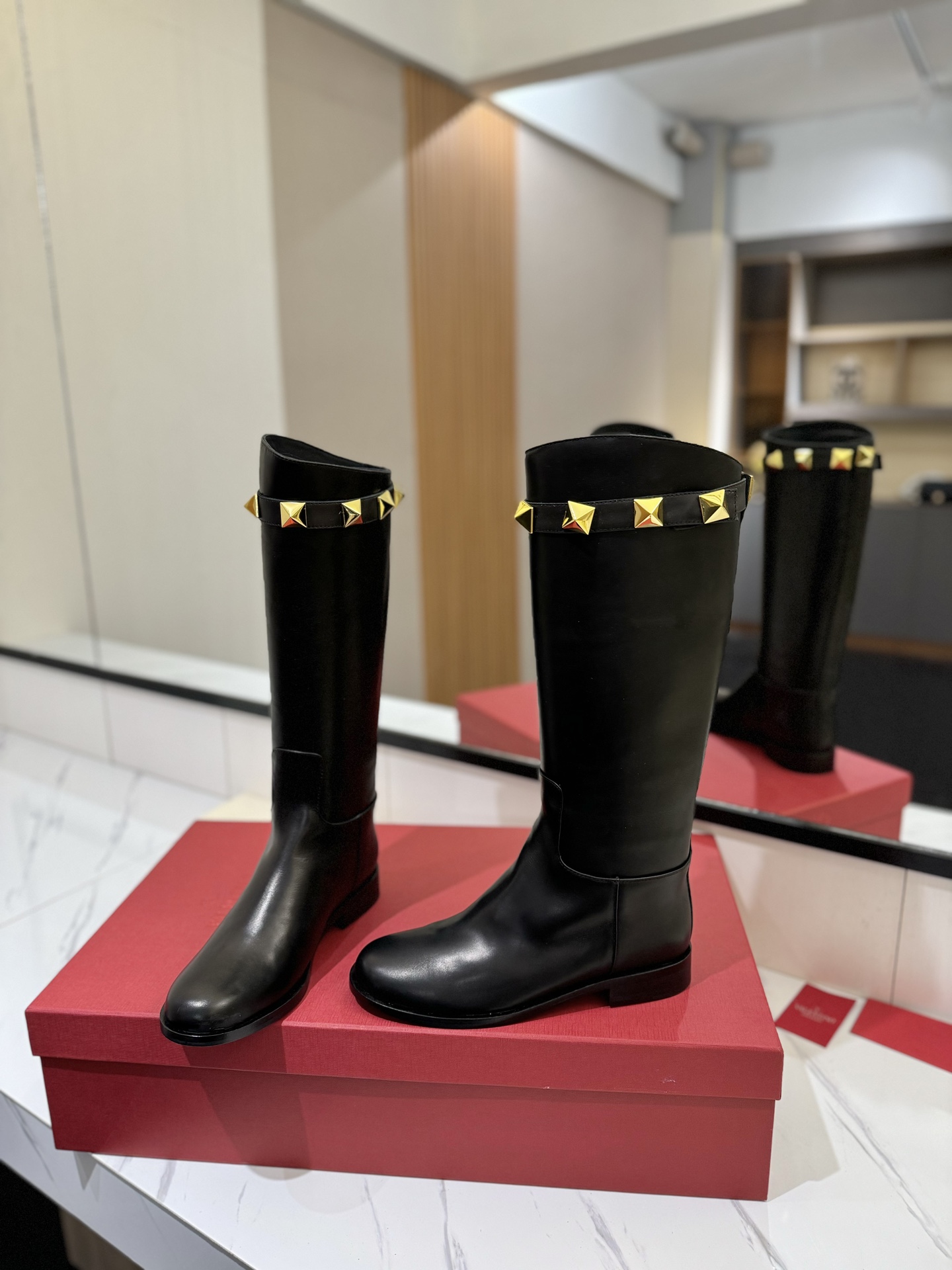 Bagsaaa Va1e*ntin0 Calfskin Leather Roman Stud Boot Black