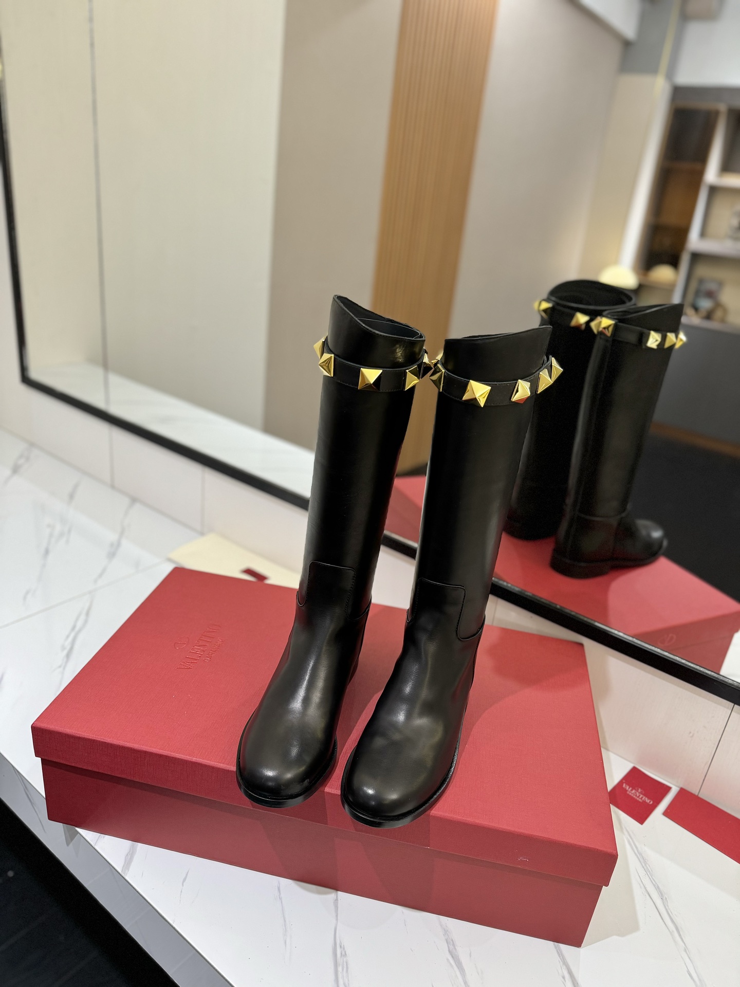 Bagsaaa Va1e*ntin0 Calfskin Leather Roman Stud Boot Black