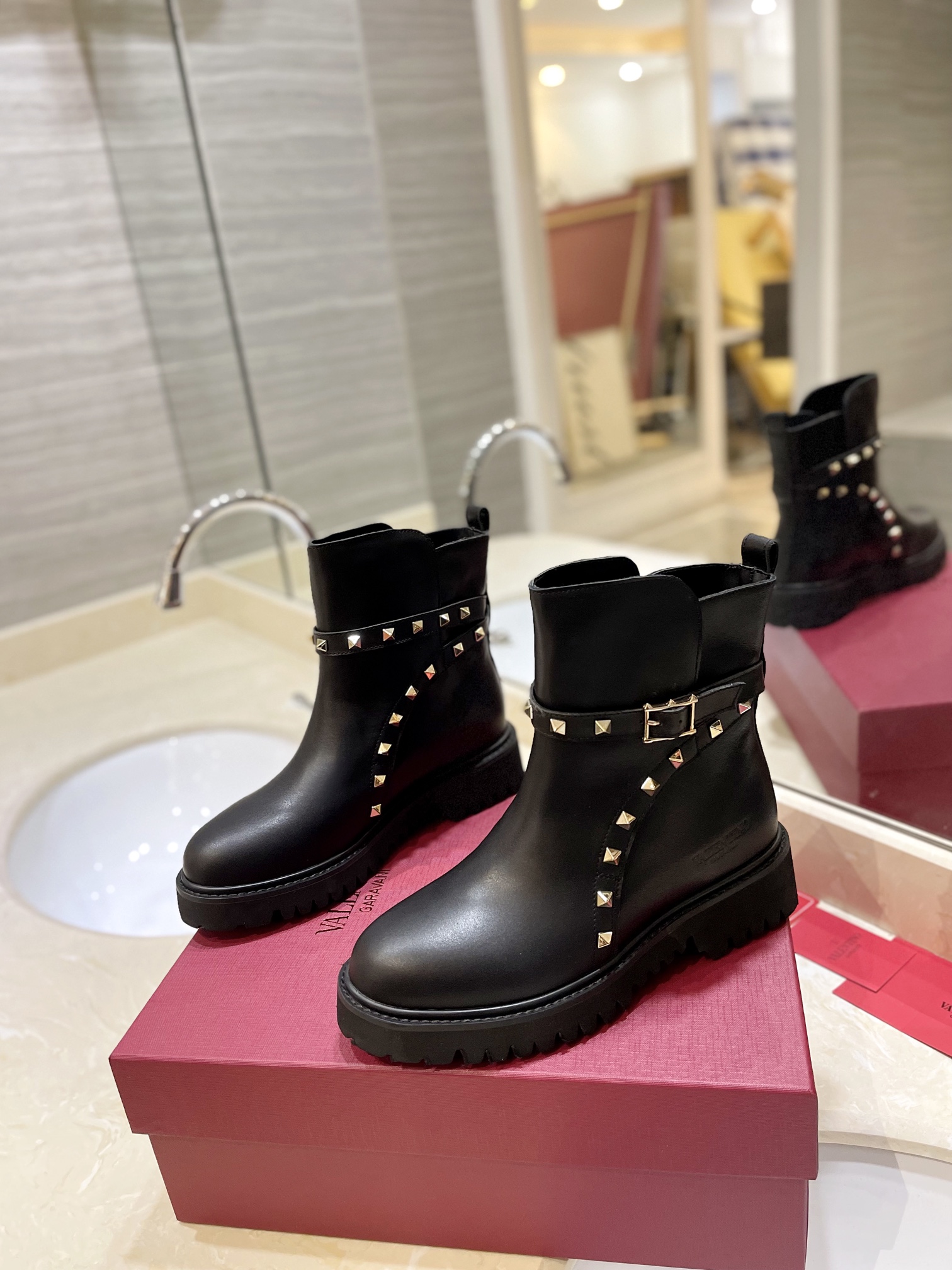 Bagsaaa Va1e*ntin0 Rockstud Calfskin Ankle Boot Black