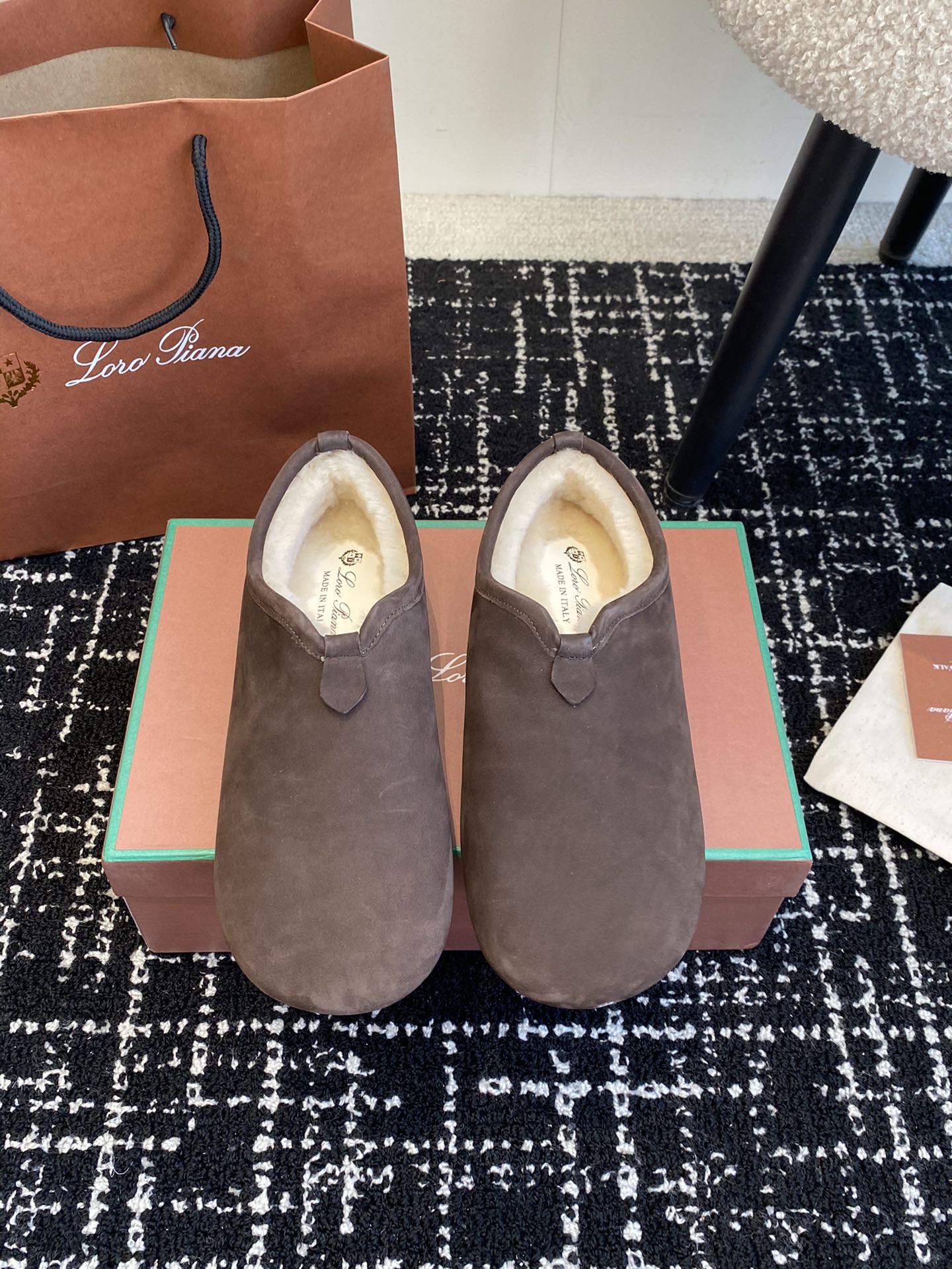 Bagsaaa L0r0 P1ana Cocooning Floaty Flat Dark Brown