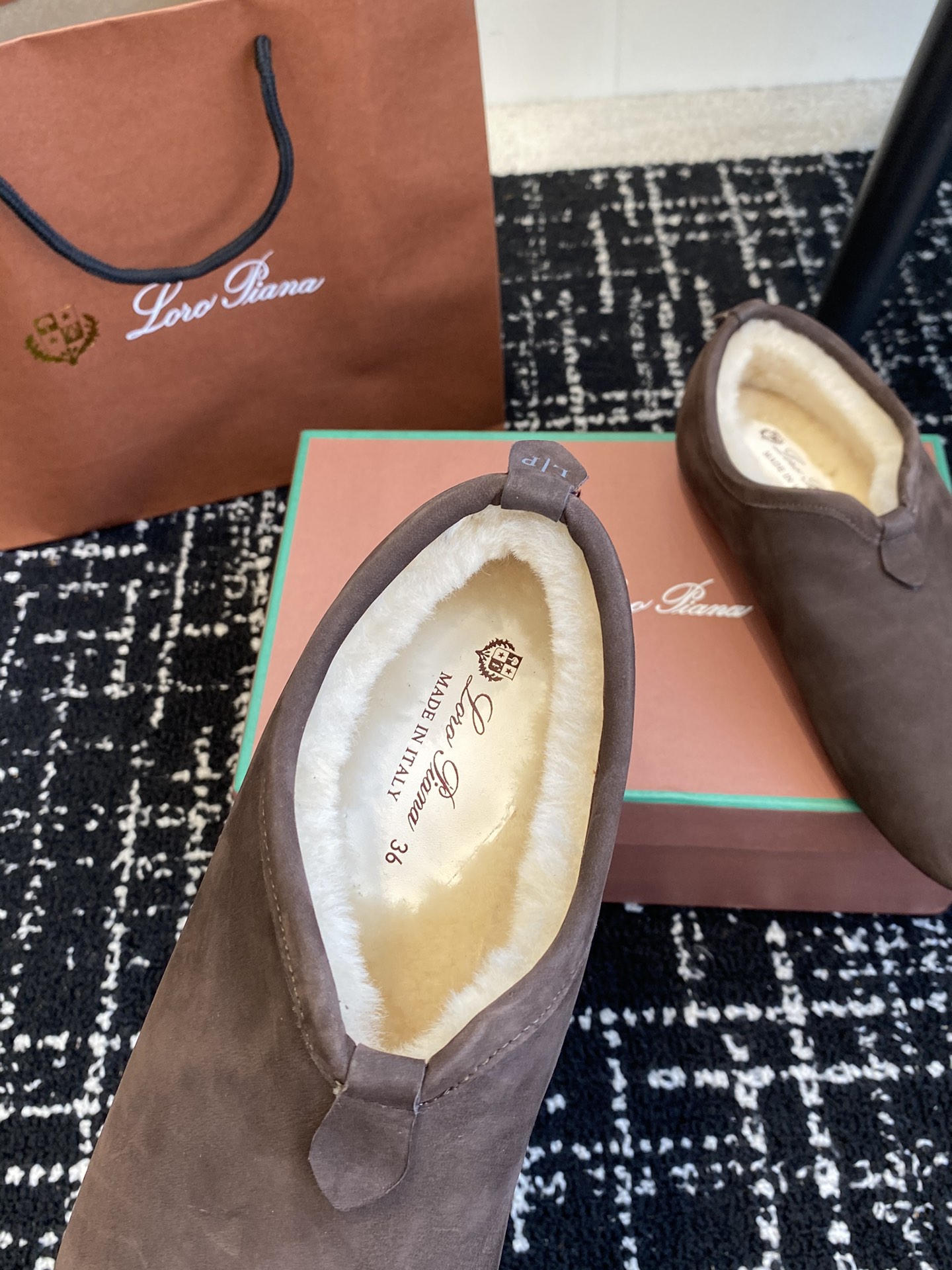 Bagsaaa L0r0 P1ana Cocooning Floaty Flat Dark Brown