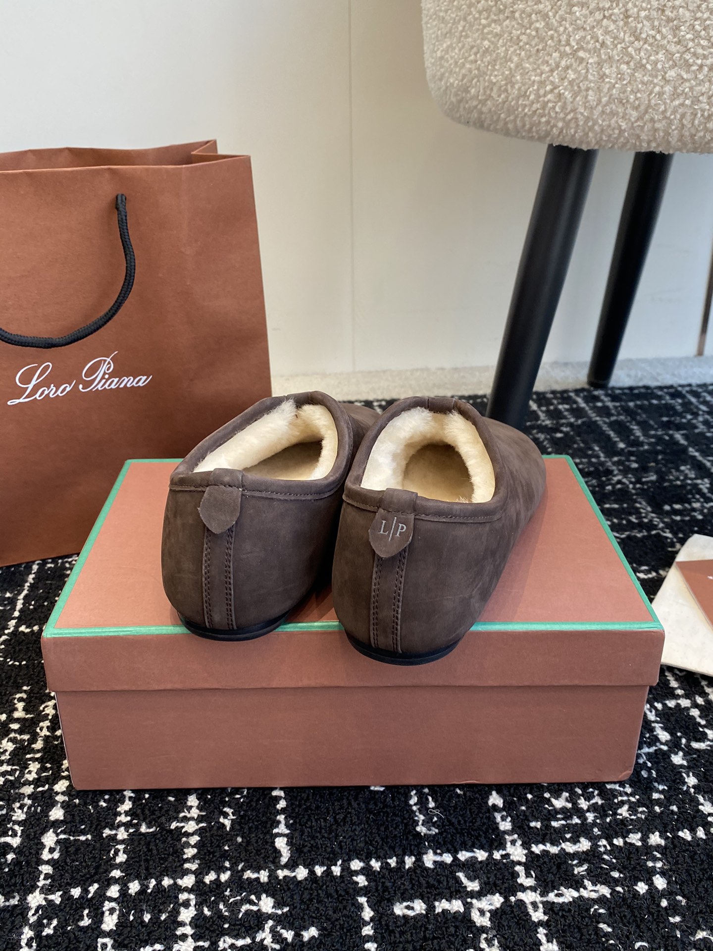 Bagsaaa L0r0 P1ana Cocooning Floaty Flat Dark Brown