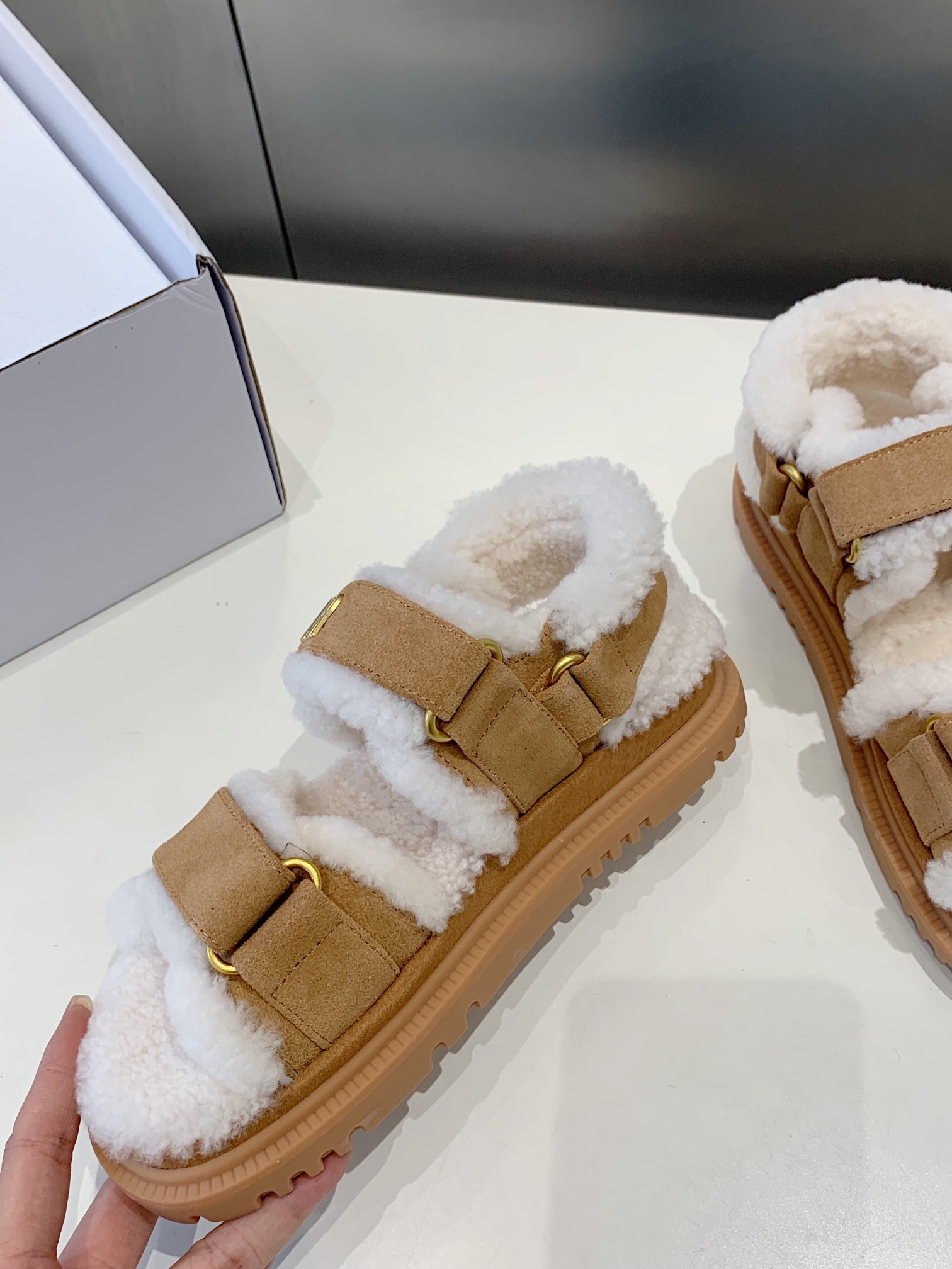 Bagsaaa D10ract Sandal Beige Suede Goatskin