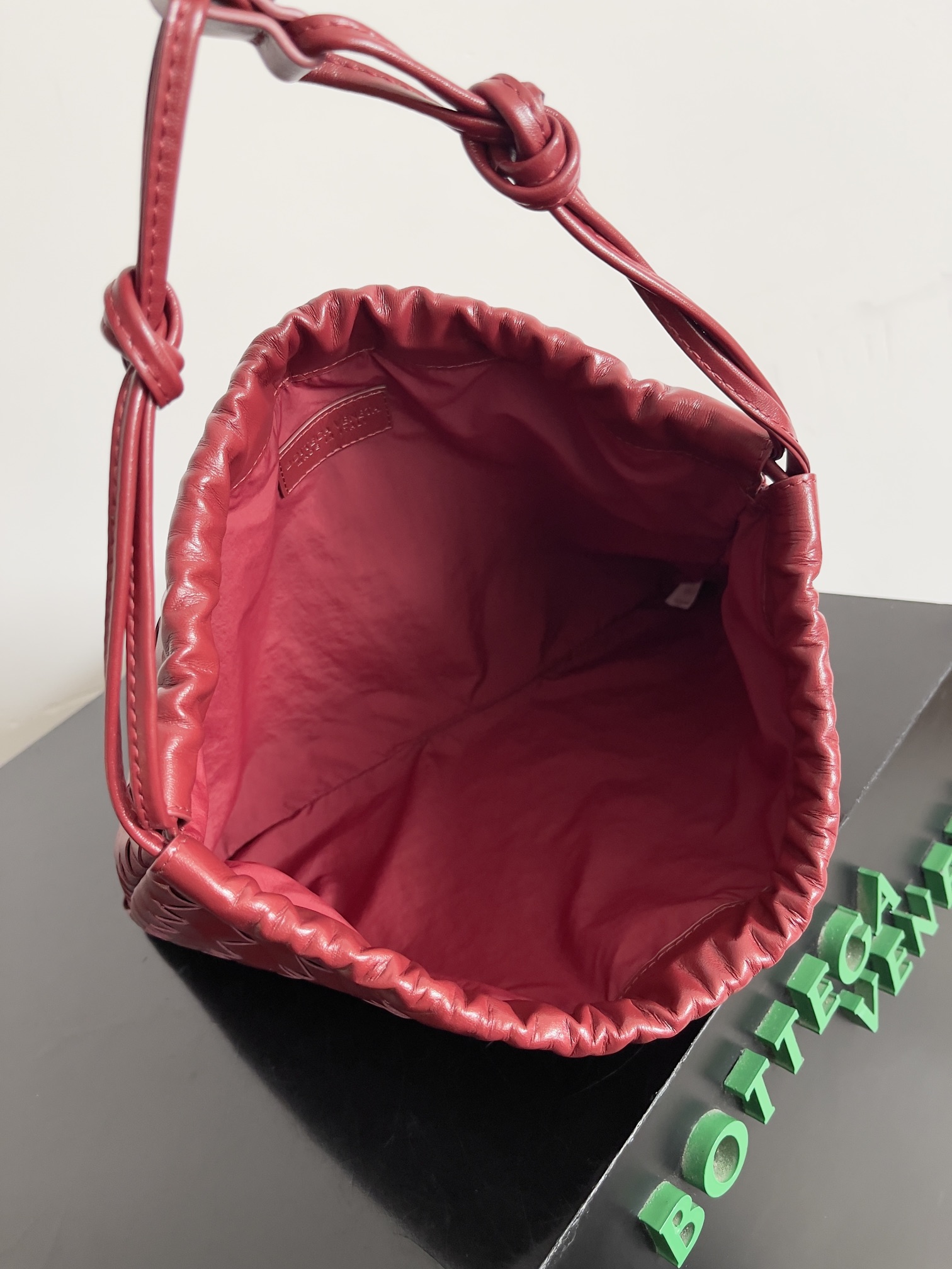 Bagsaaa B0tt*ga Ven*ta Dustbag 796728 red - 32*23*1cm