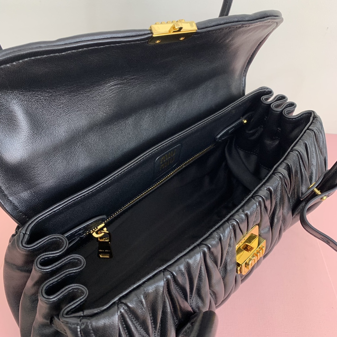 Bagsaaa M1um1u Matelassé nappa leather shoulder bag black - 28X15X11cm