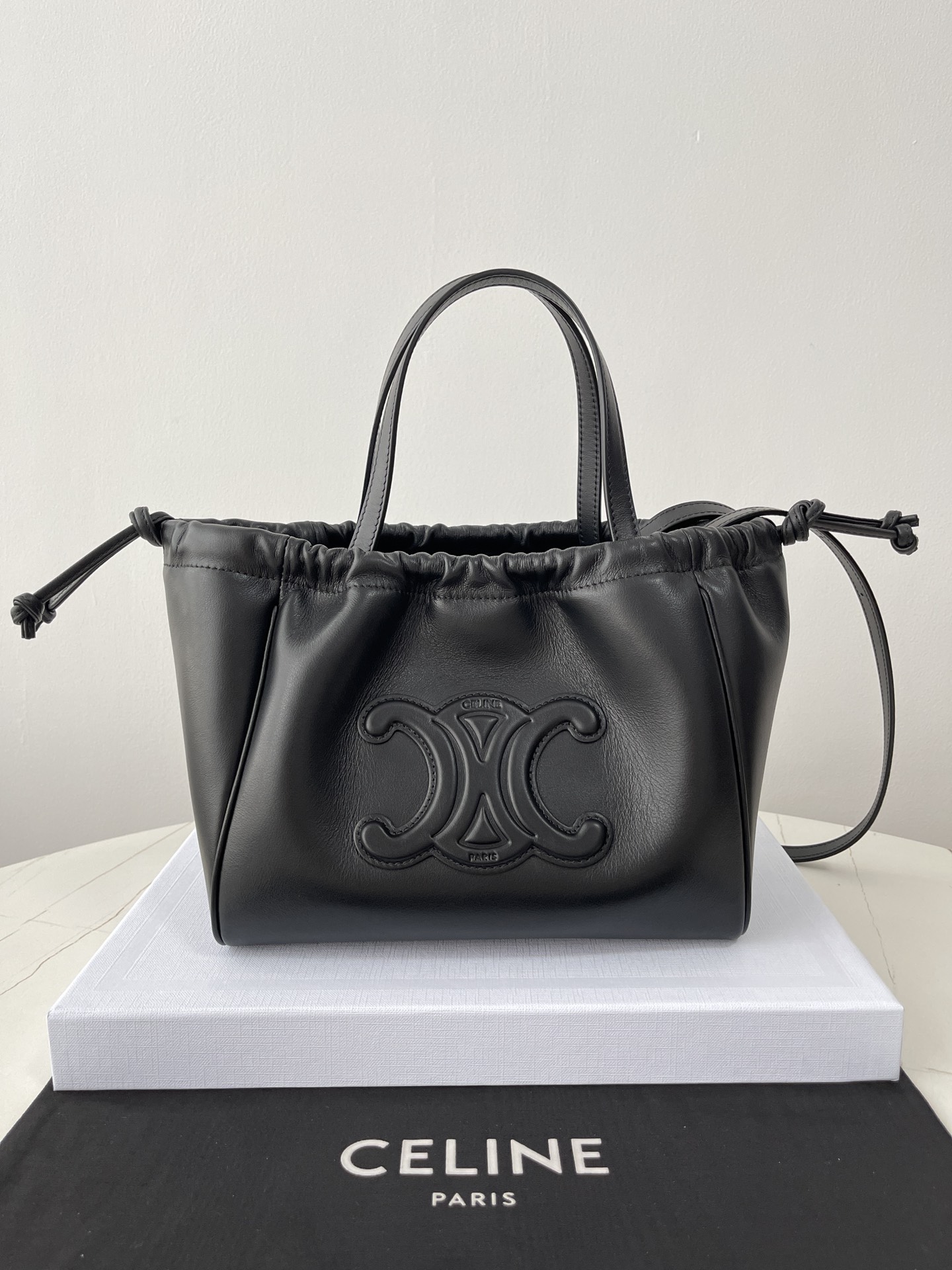 Bagsaaa Ce1i*e Small Cabas Drawstring Cuir Triomphe In Grained Calfskin Black - 22.5 x 18 x 13 CM
