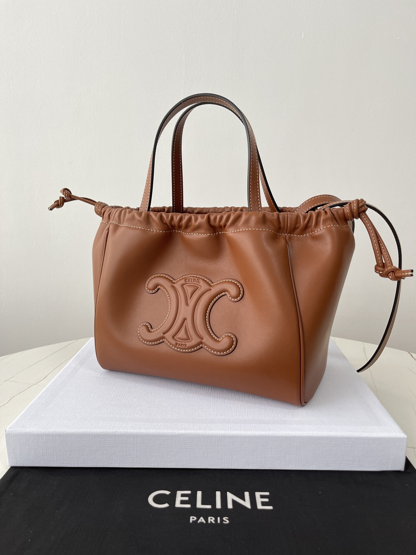 Bagsaaa Ce1i*e Small Cabas Drawstring Cuir Triomphe In Grained Calfskin Brown - 22.5 x 18 x 13 CM