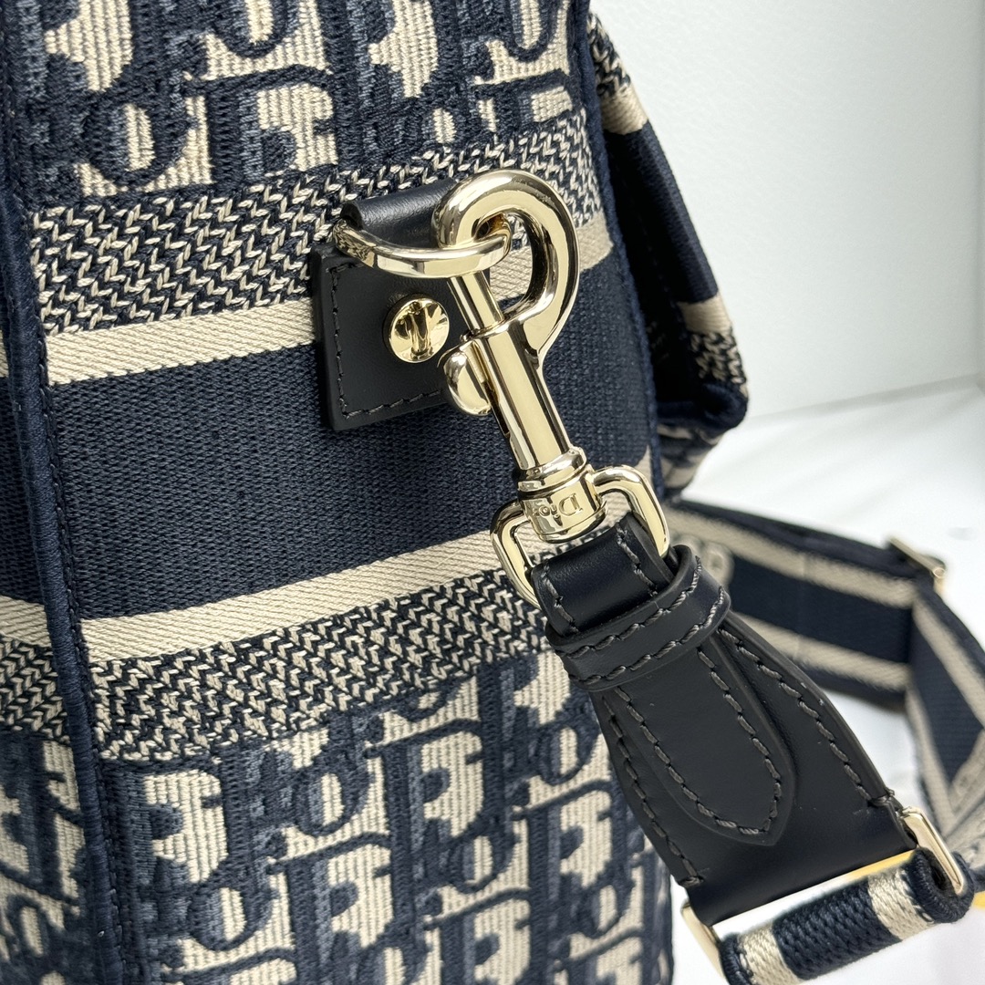 Bagsaaa Medium D10rcamp Bag Blue D10r Oblique Embroidery - 29 x 22 x 12 cm