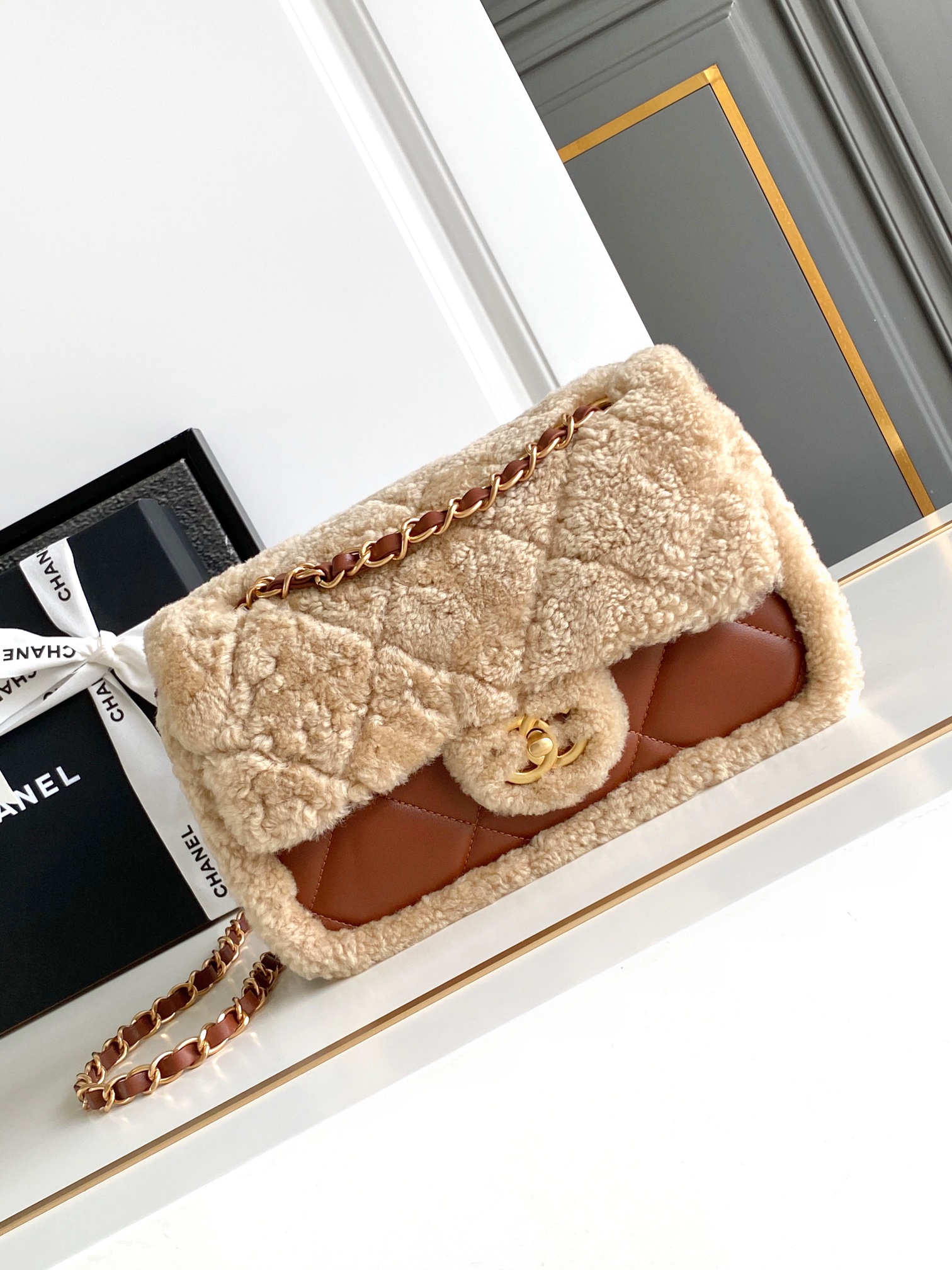 Bagsaaa Ch**el Flap Bag Shearling Beige & Brown AS5149 - 16 × 23.5 × 7.5 cm