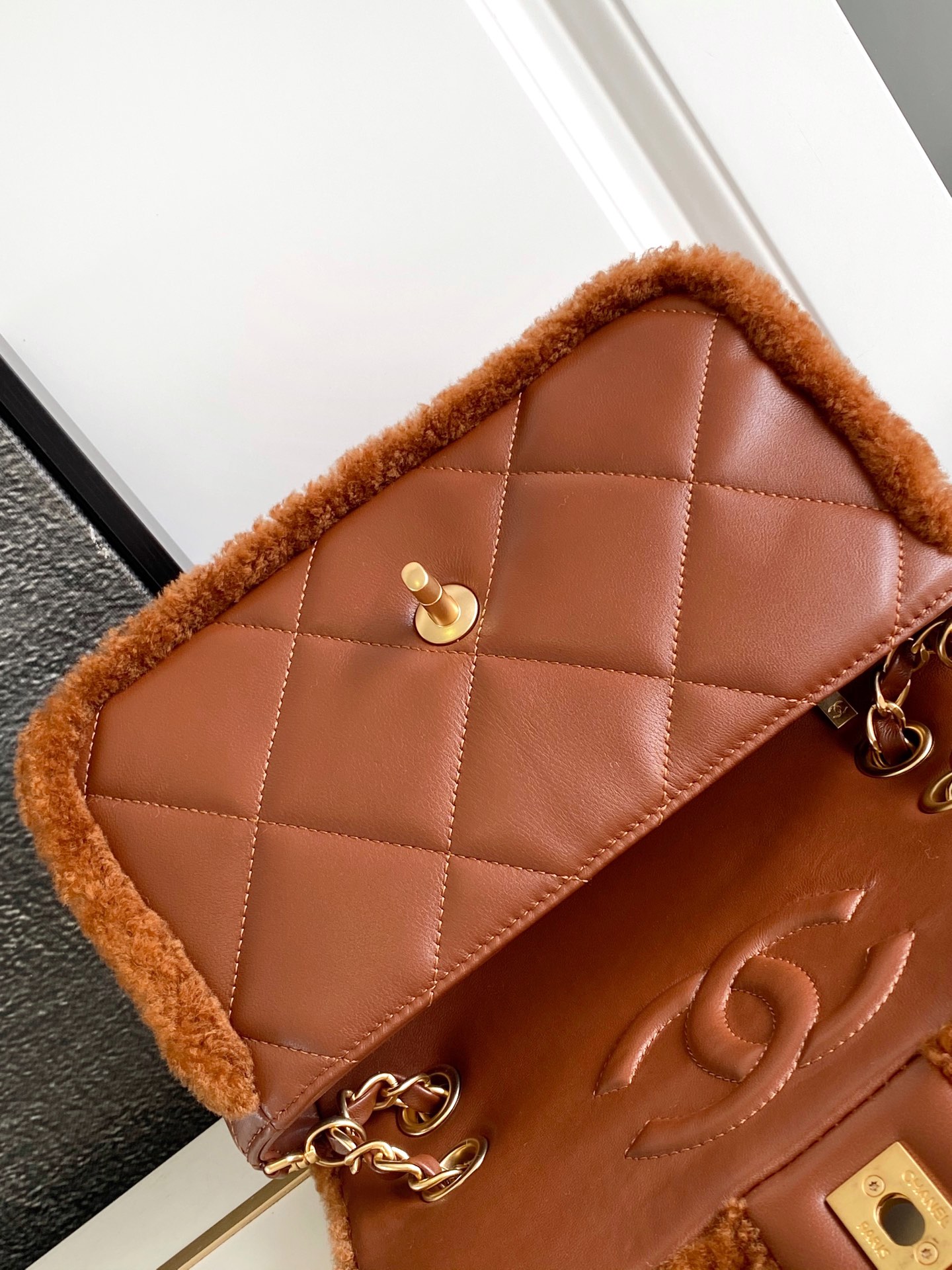 Bagsaaa Ch**el Flap Bag Shearling Brown AS5149 - 16 × 23.5 × 7.5 cm